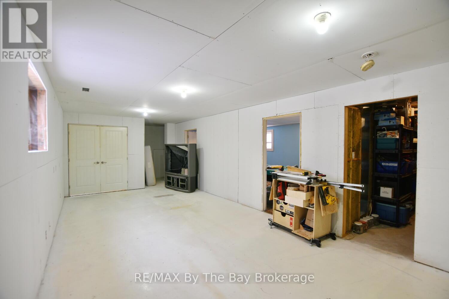 409 Robinson Road, Wasaga Beach, Ontario L9Z 2Z5 - Photo 37 - S12919798