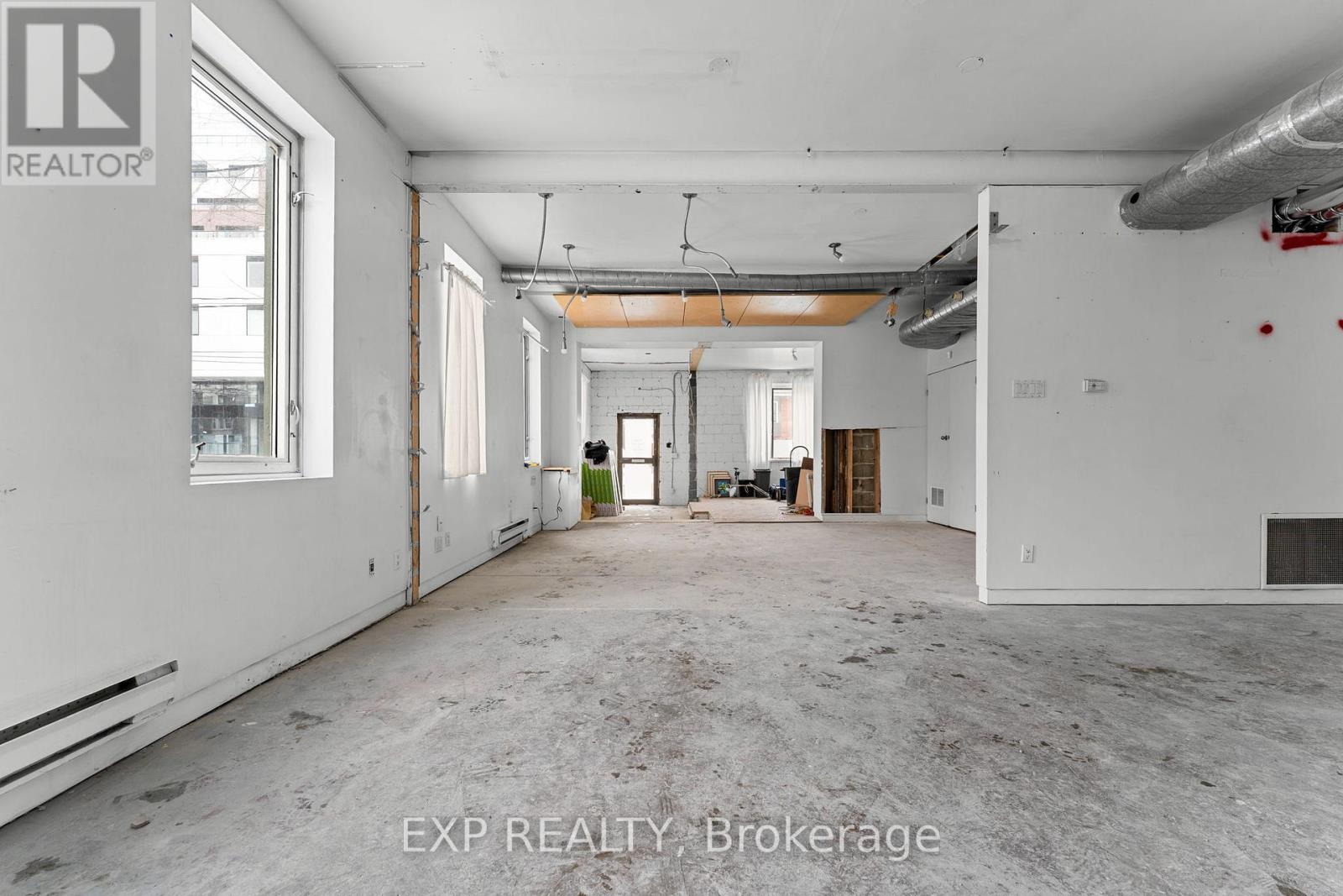 1558 QUEEN STREET E, Toronto, Ontario