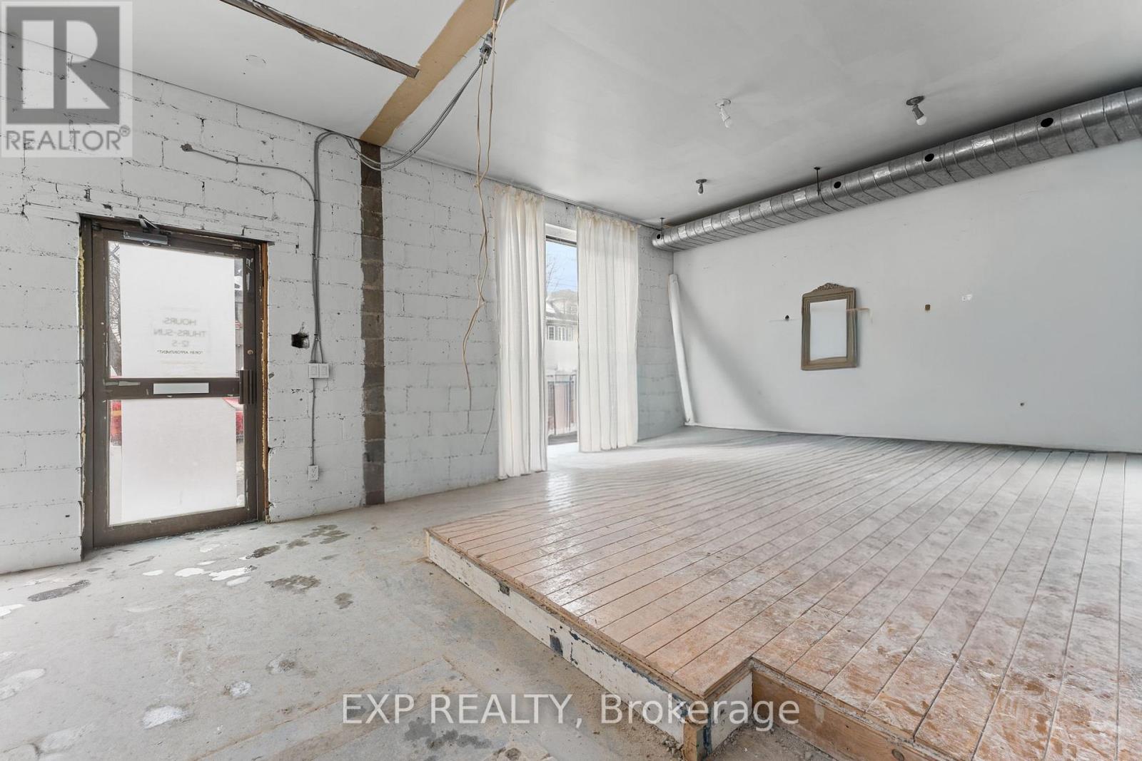 1558 Queen Street E, Toronto (Greenwood-Coxwell), Ontario  M4L 1E8 - Photo 2 - E12919934