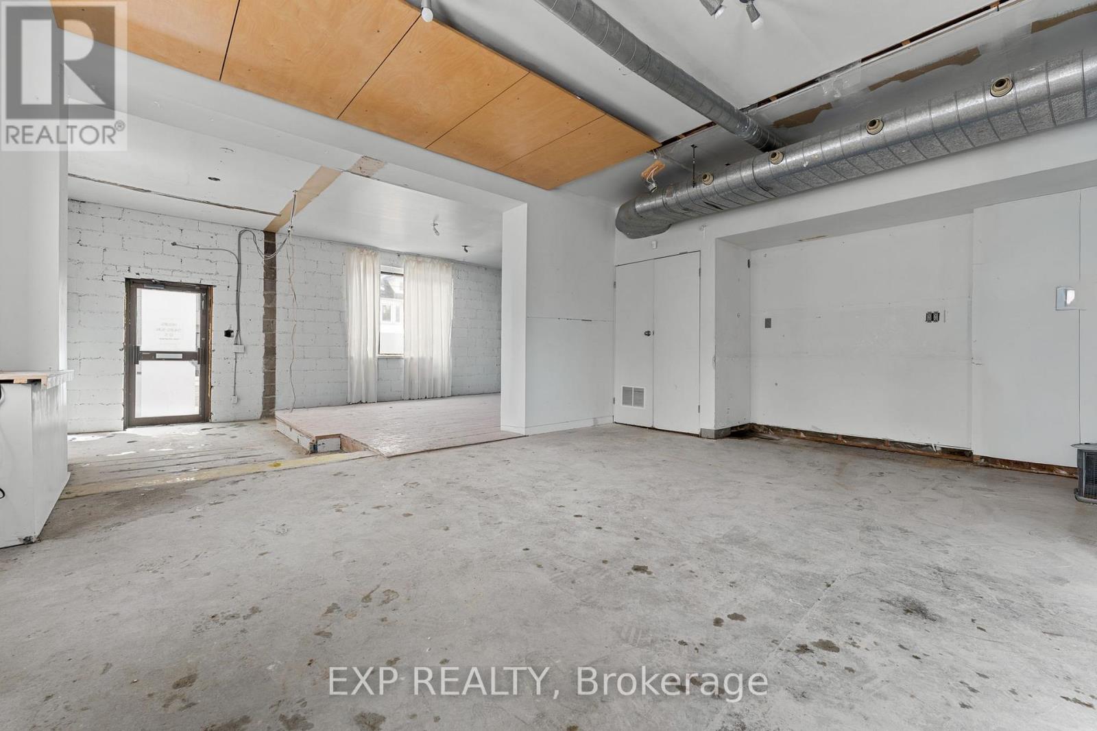 1558 Queen Street E, Toronto (Greenwood-Coxwell), Ontario  M4L 1E8 - Photo 3 - E12919934