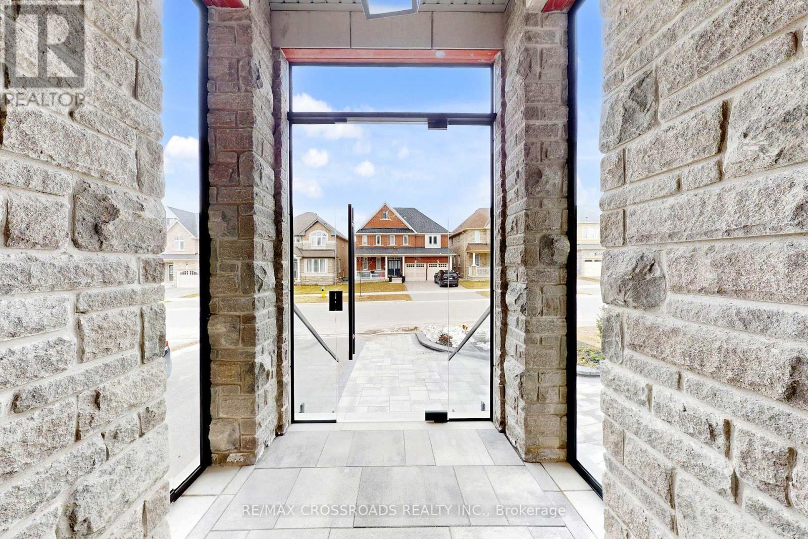 9 Kingknoll Crescent, Georgina, Ontario  L4P 0H6 - Photo 3 - N12919736