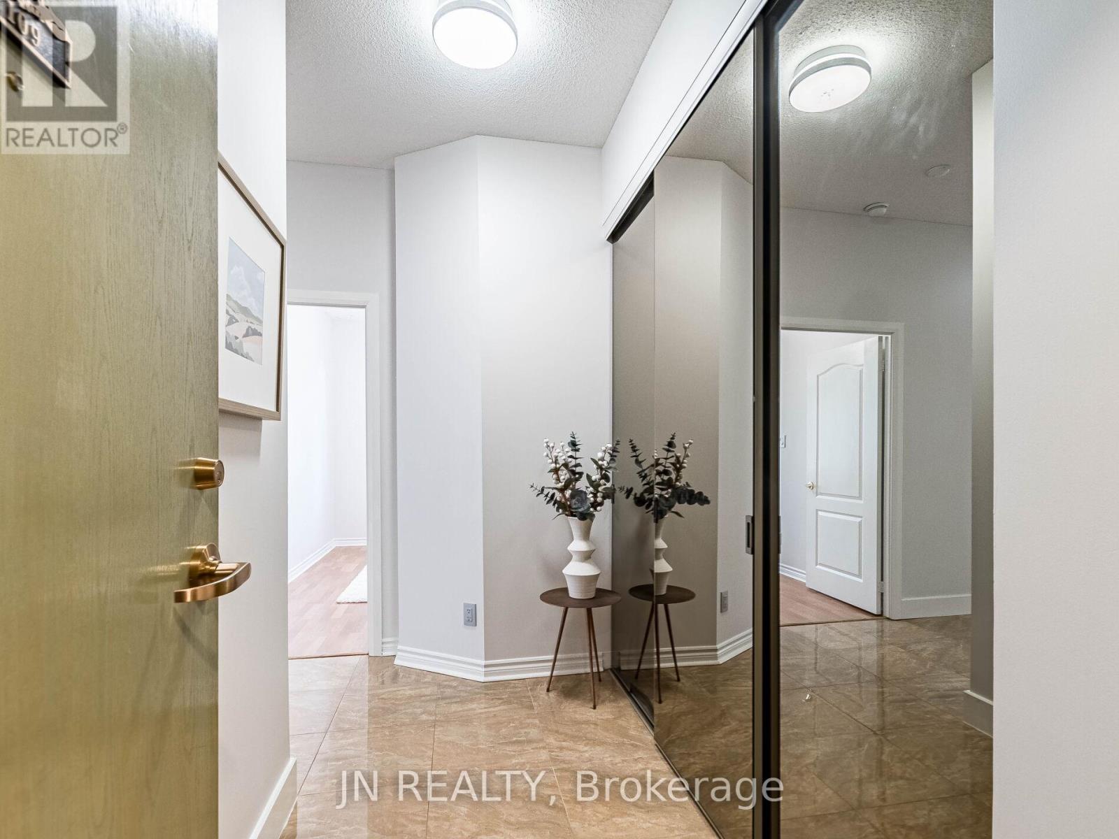 109 - 10 Dayspring Circle, Brampton, Ontario  L6P 1B9 - Photo 3 - W12749436