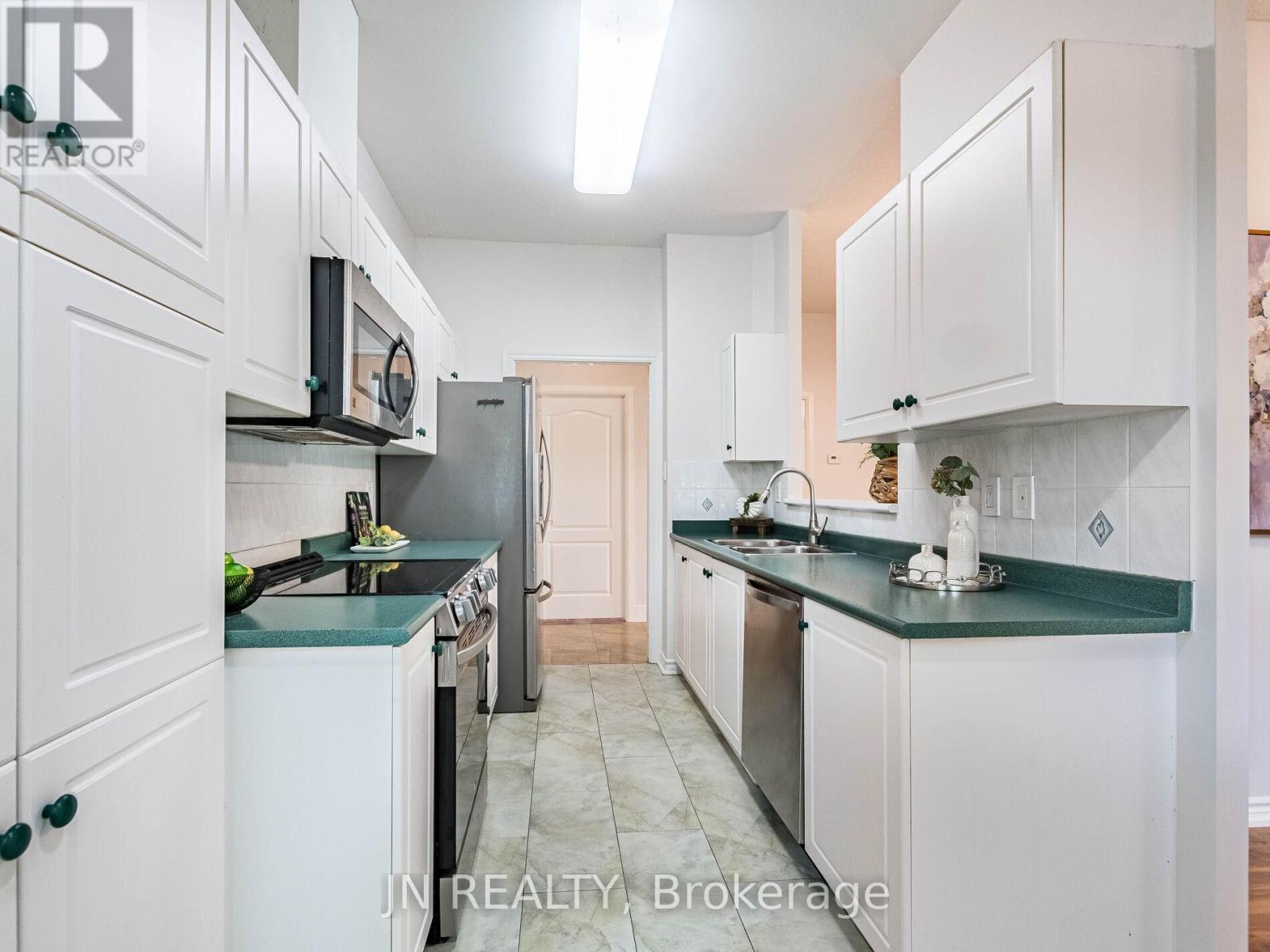 109 - 10 Dayspring Circle, Brampton, Ontario  L6P 1B9 - Photo 5 - W12749436