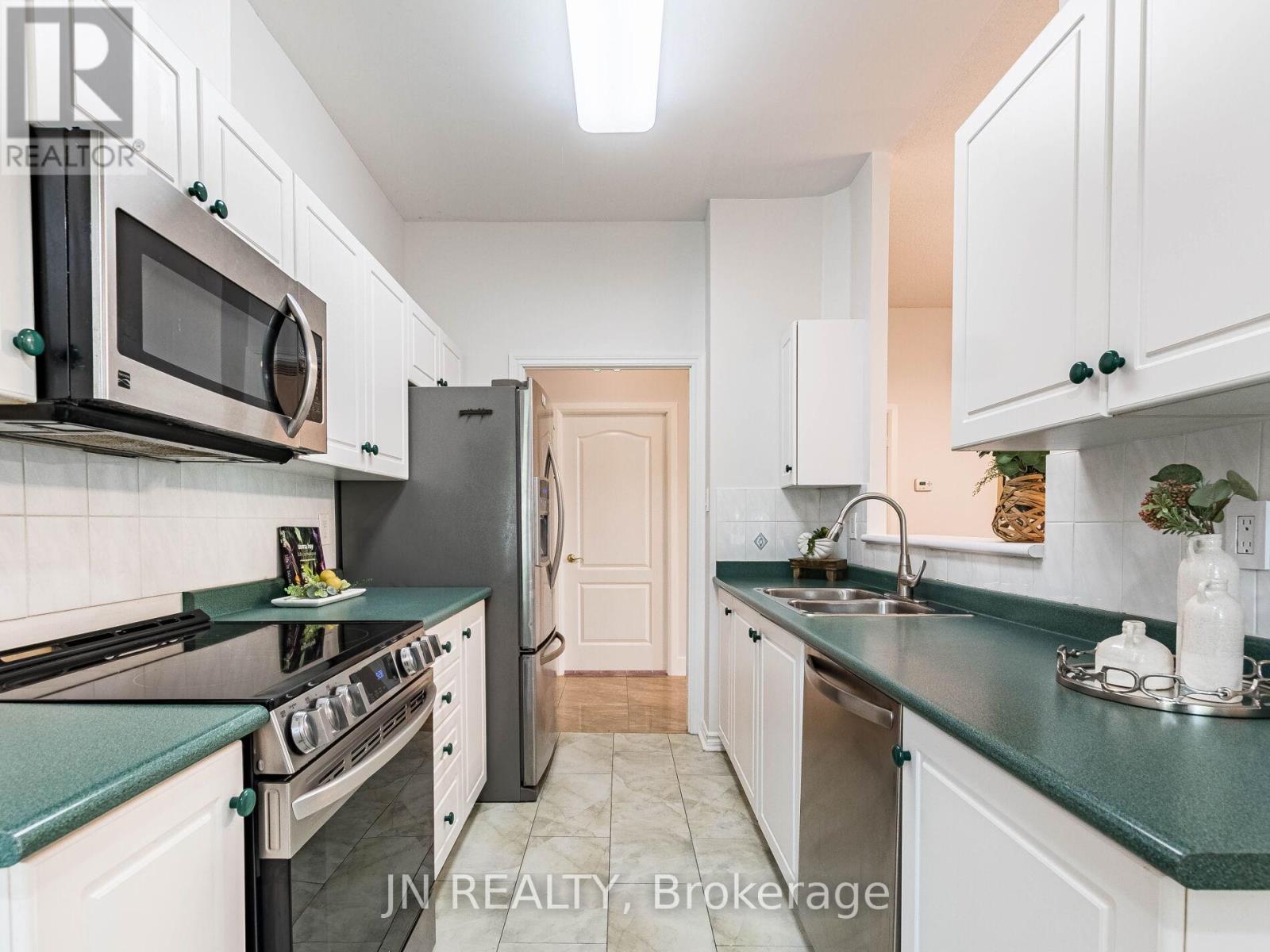 109 - 10 Dayspring Circle, Brampton, Ontario  L6P 1B9 - Photo 6 - W12749436