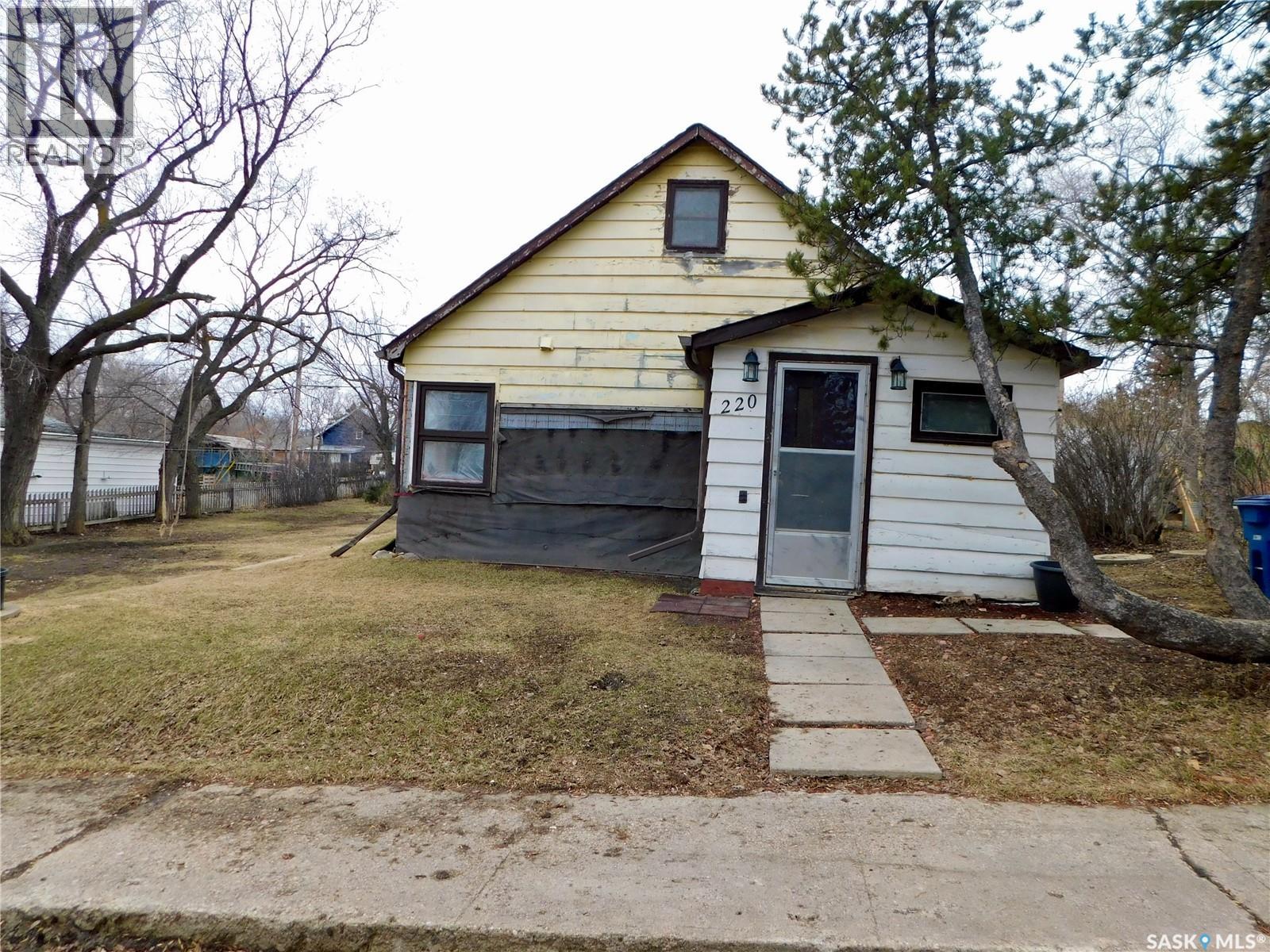 220 2nd Street E, Lafleche, Saskatchewan  S0H 3R0 - Photo 2 - SK031167