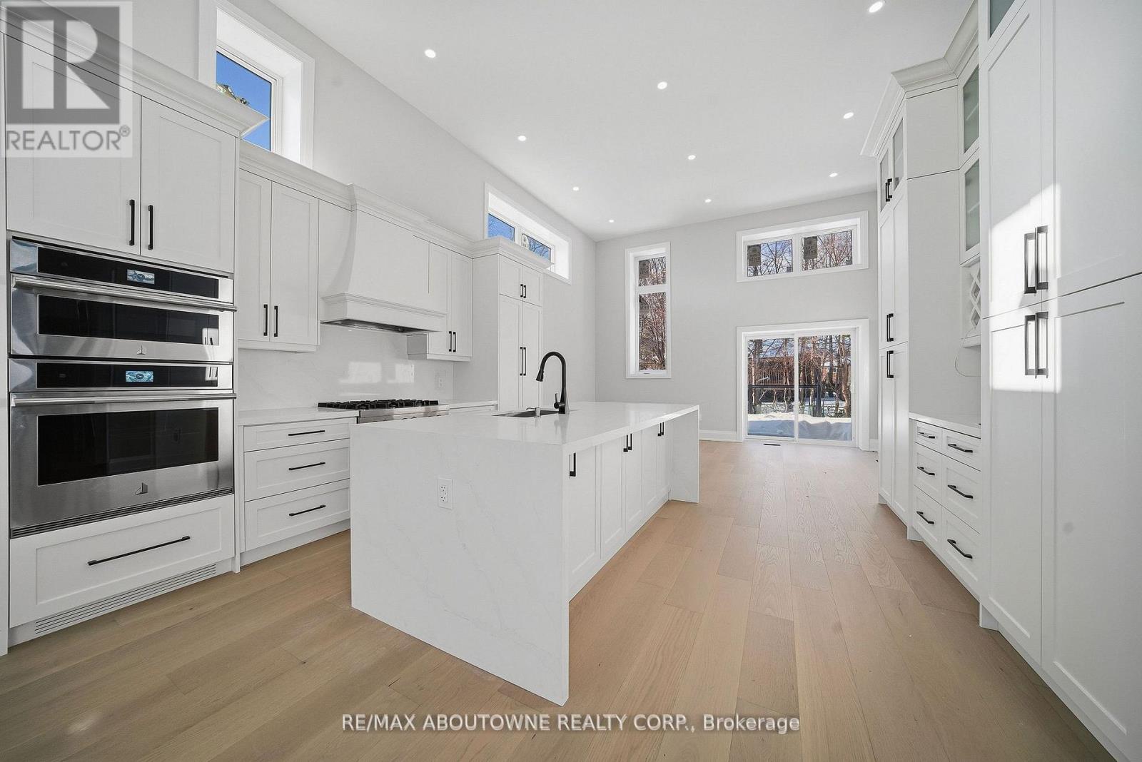 2091 Bridge Road, Oakville, Ontario  L6L 2E8 - Photo 10 - W12919720