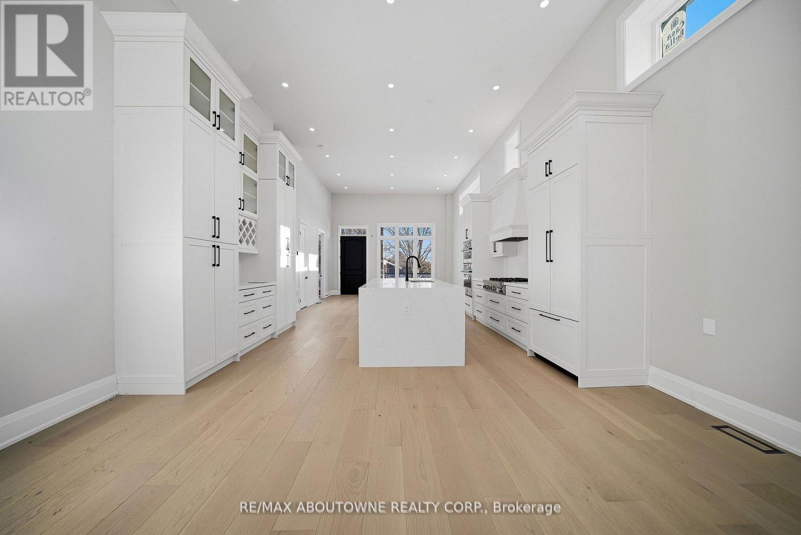 2091 Bridge Road, Oakville, Ontario  L6L 2E8 - Photo 13 - W12919720