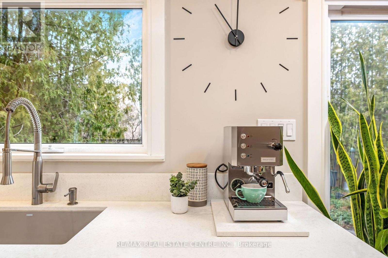 517 Farmstead Drive, Milton, Ontario  L9T 4N7 - Photo 10 - W12919734