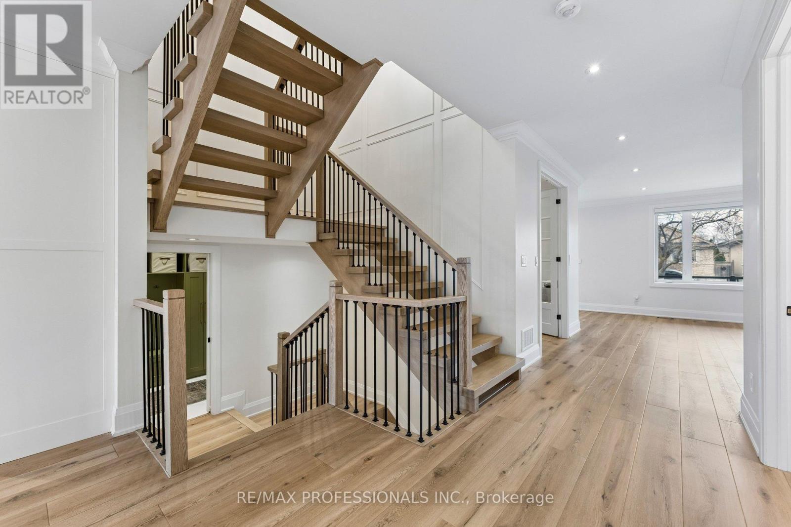 7 Ranwood Drive, Toronto, Ontario  M9N 3E8 - Photo 15 - W12919754