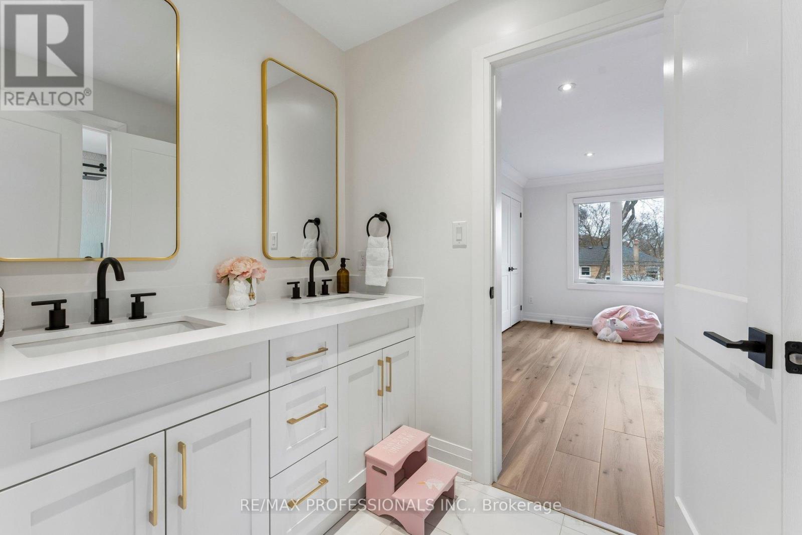 7 Ranwood Drive, Toronto, Ontario  M9N 3E8 - Photo 36 - W12919754