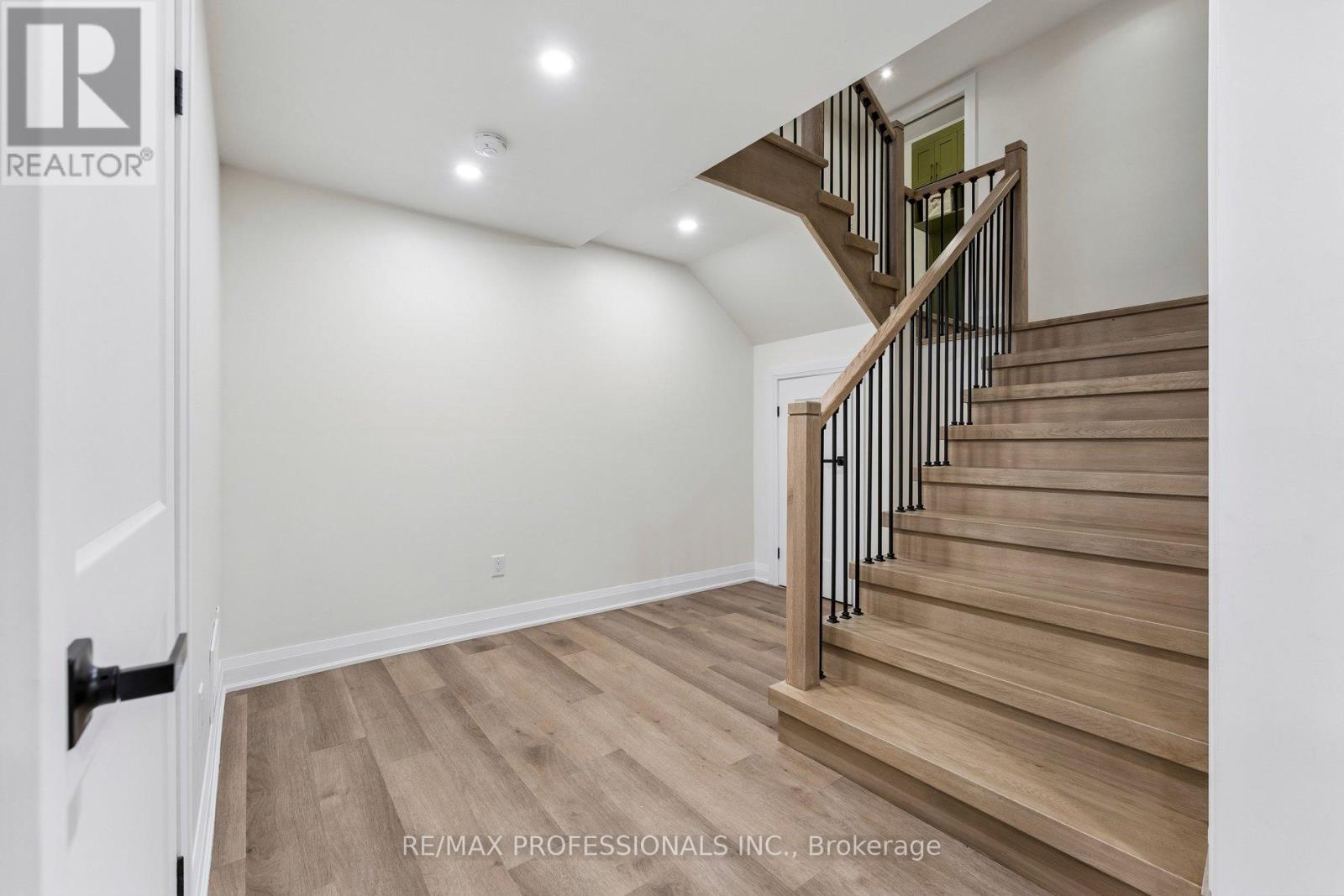 7 Ranwood Drive, Toronto, Ontario  M9N 3E8 - Photo 38 - W12919754