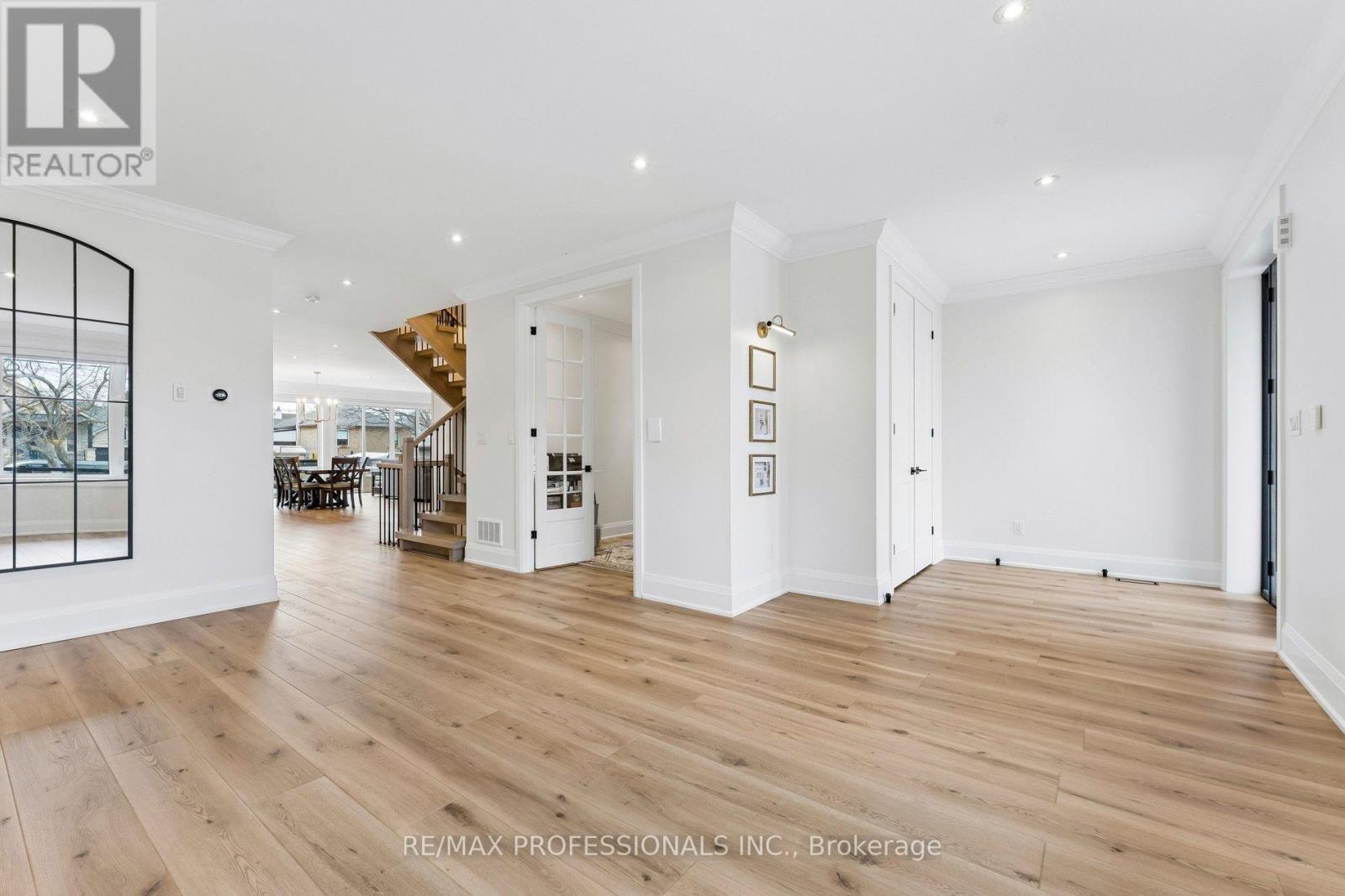 7 Ranwood Drive, Toronto, Ontario  M9N 3E8 - Photo 6 - W12919754