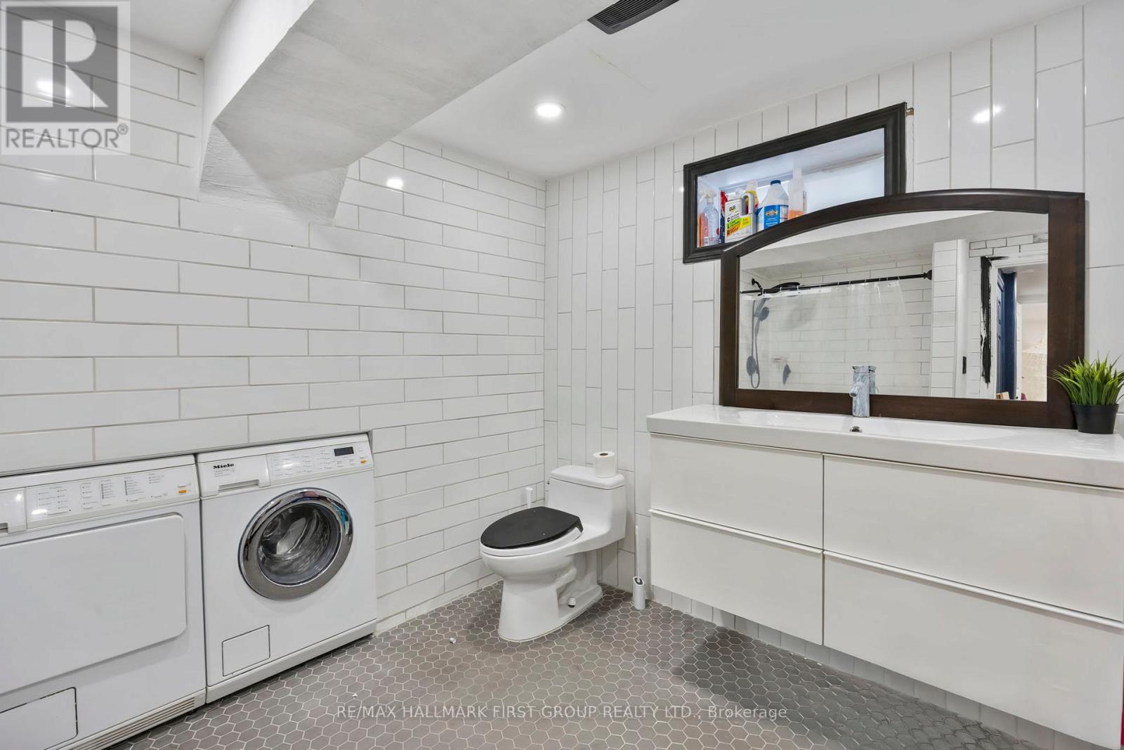 7 Dawson Crescent, Halton Hills, Ontario  L7G 1H3 - Photo 17 - W12919866