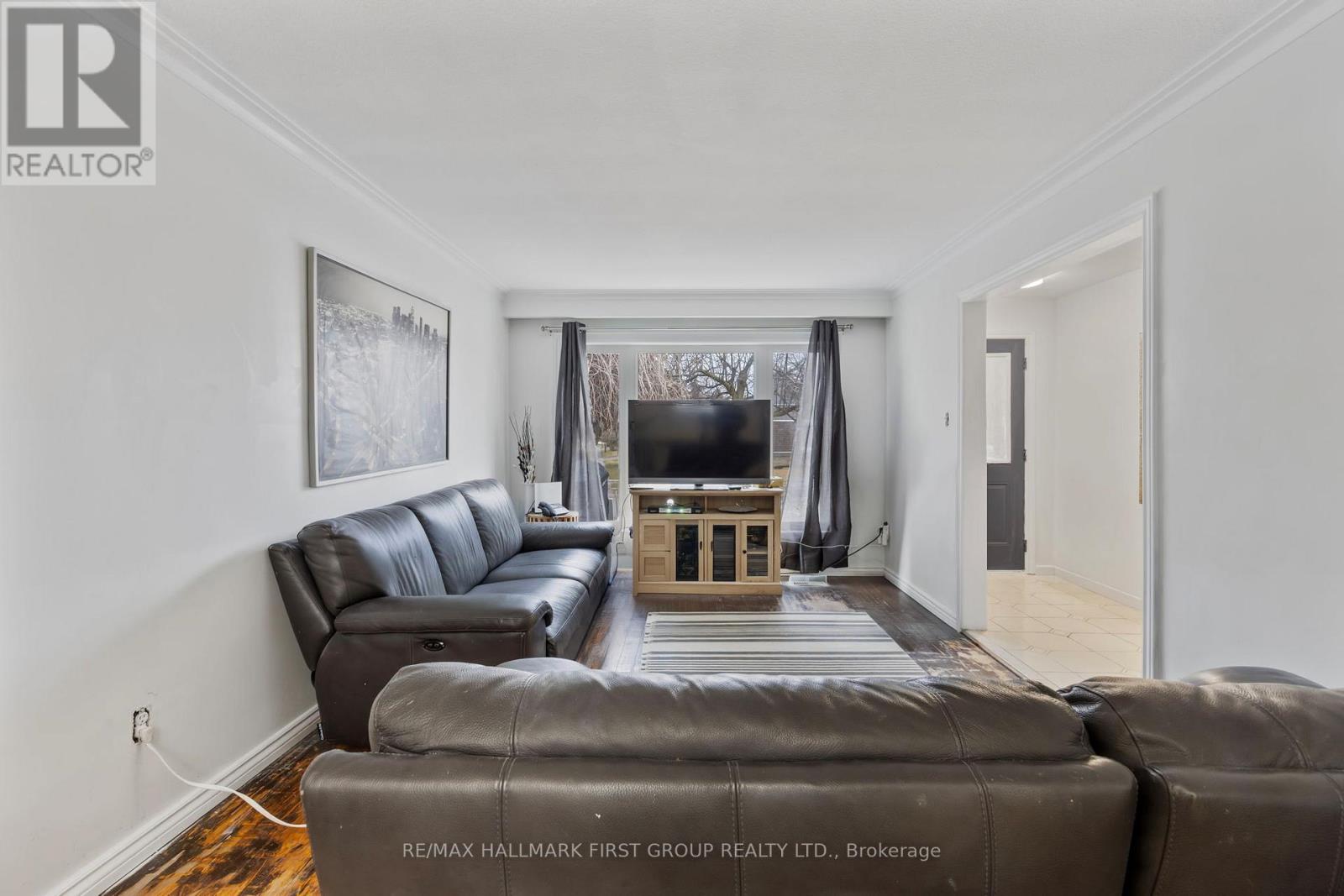 7 Dawson Crescent, Halton Hills, Ontario  L7G 1H3 - Photo 3 - W12919866