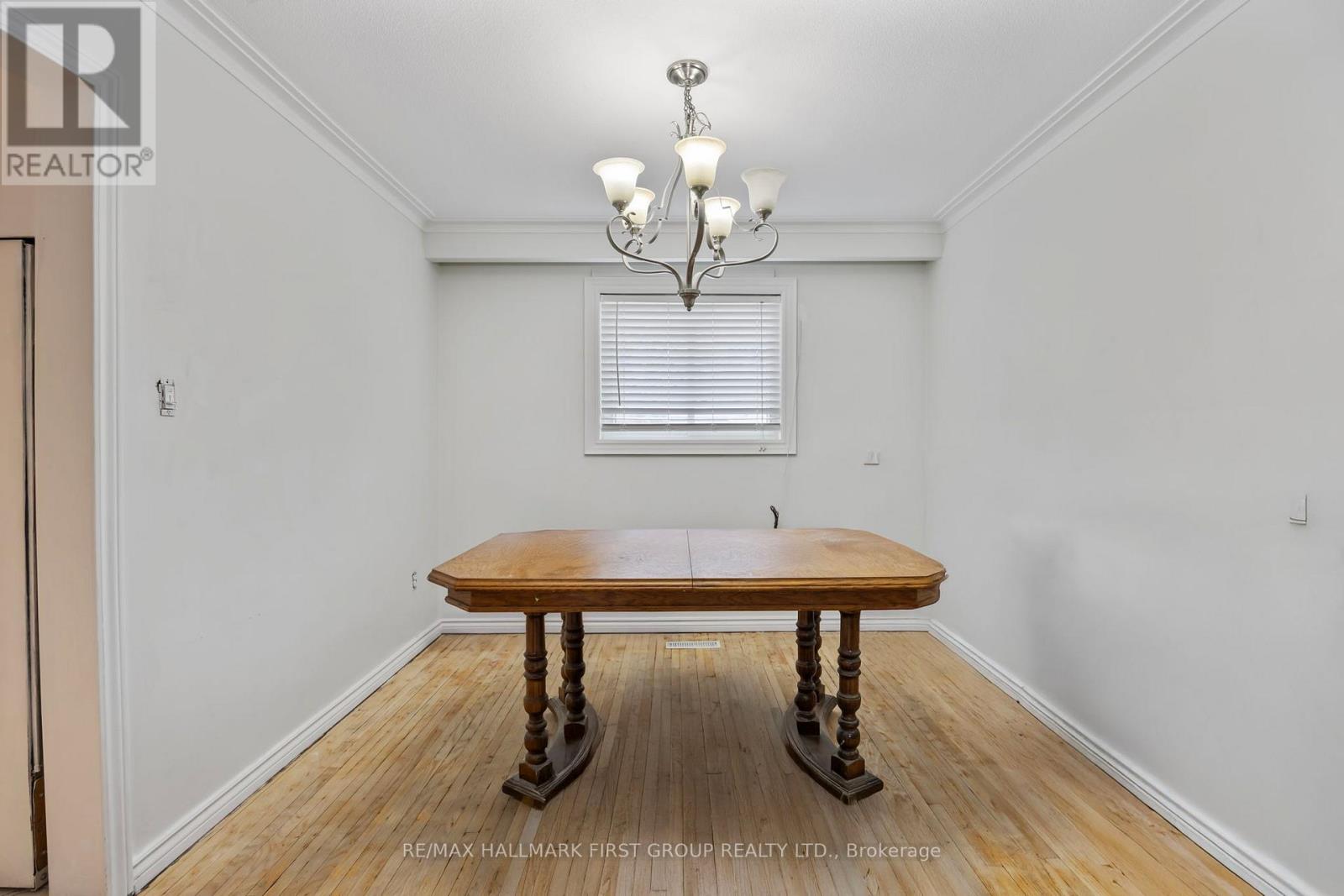 7 Dawson Crescent, Halton Hills, Ontario  L7G 1H3 - Photo 5 - W12919866