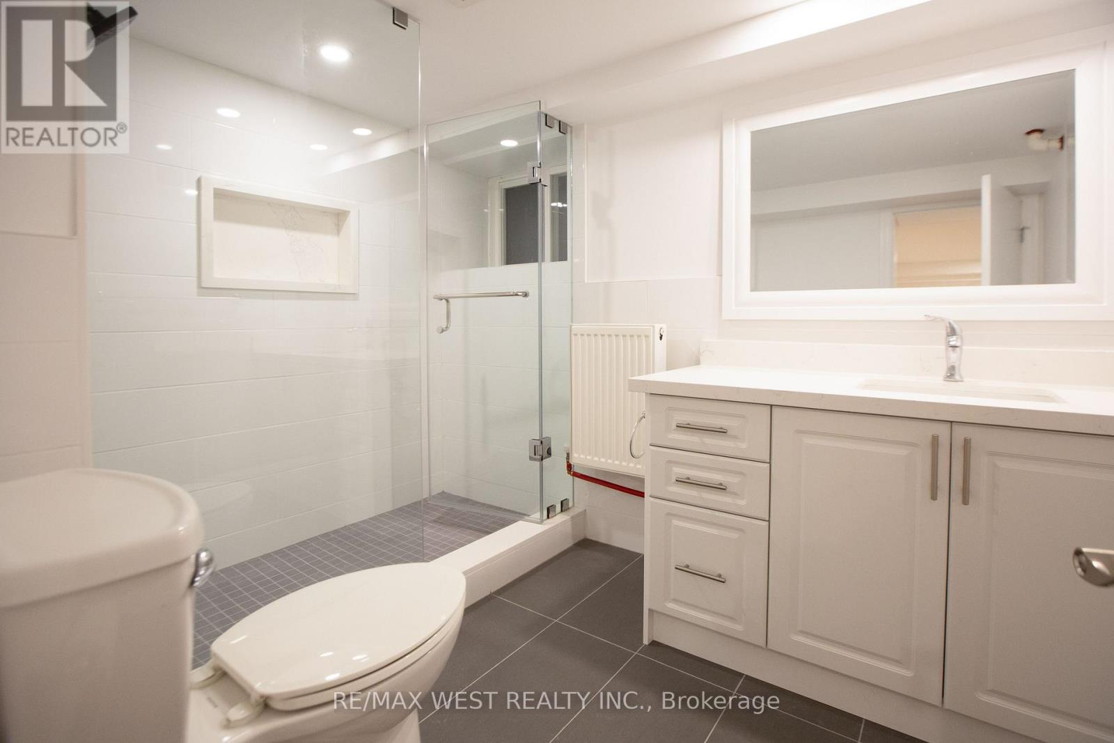 Lower - 16 Maynard Avenue, Toronto, Ontario  M6K 2Z9 - Photo 4 - W12919894