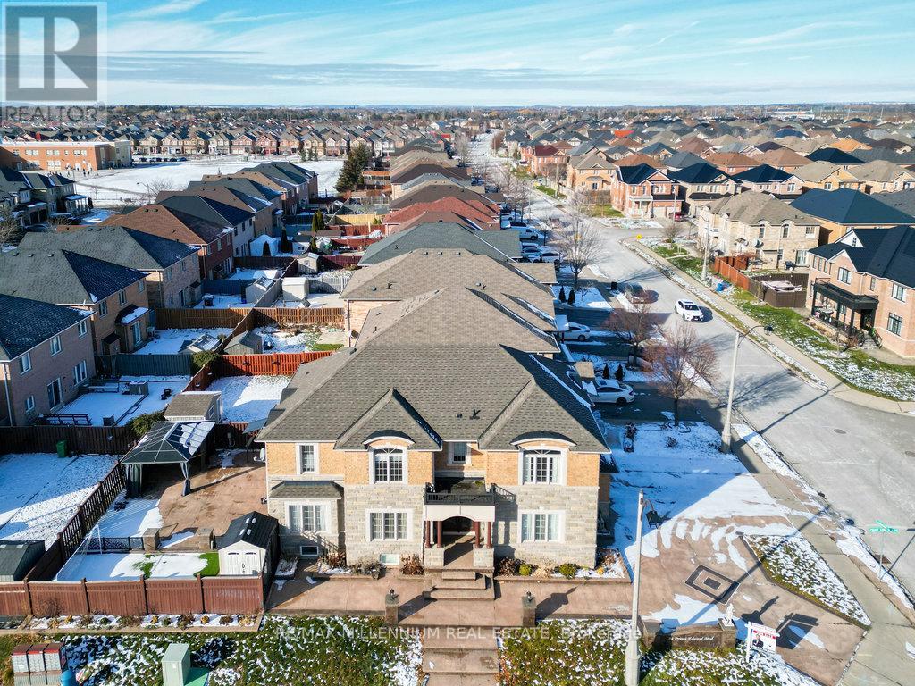 24 Prince Edward Boulevard, Brampton, Ontario  L6P 2N8 - Photo 2 - W12919910