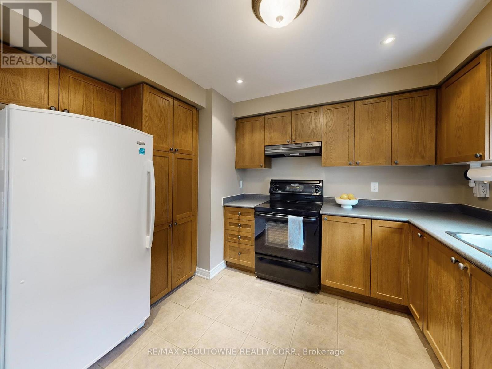 9 - 2360 Parkhaven Boulevard, Oakville, Ontario  L6H 7S6 - Photo 20 - W12919958