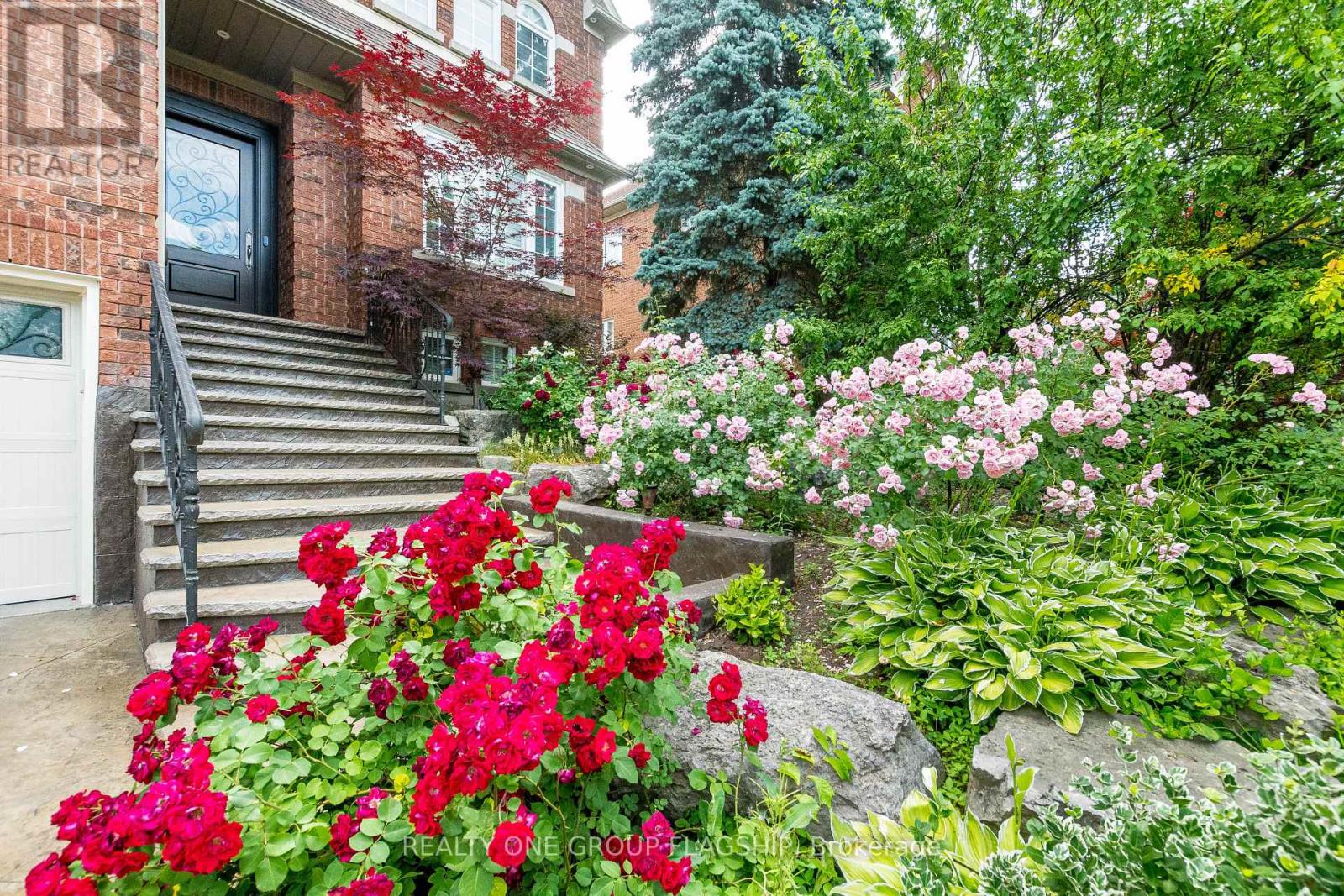 5290 Hilton Court, Mississauga, Ontario  L5M 5B5 - Photo 2 - W12913062