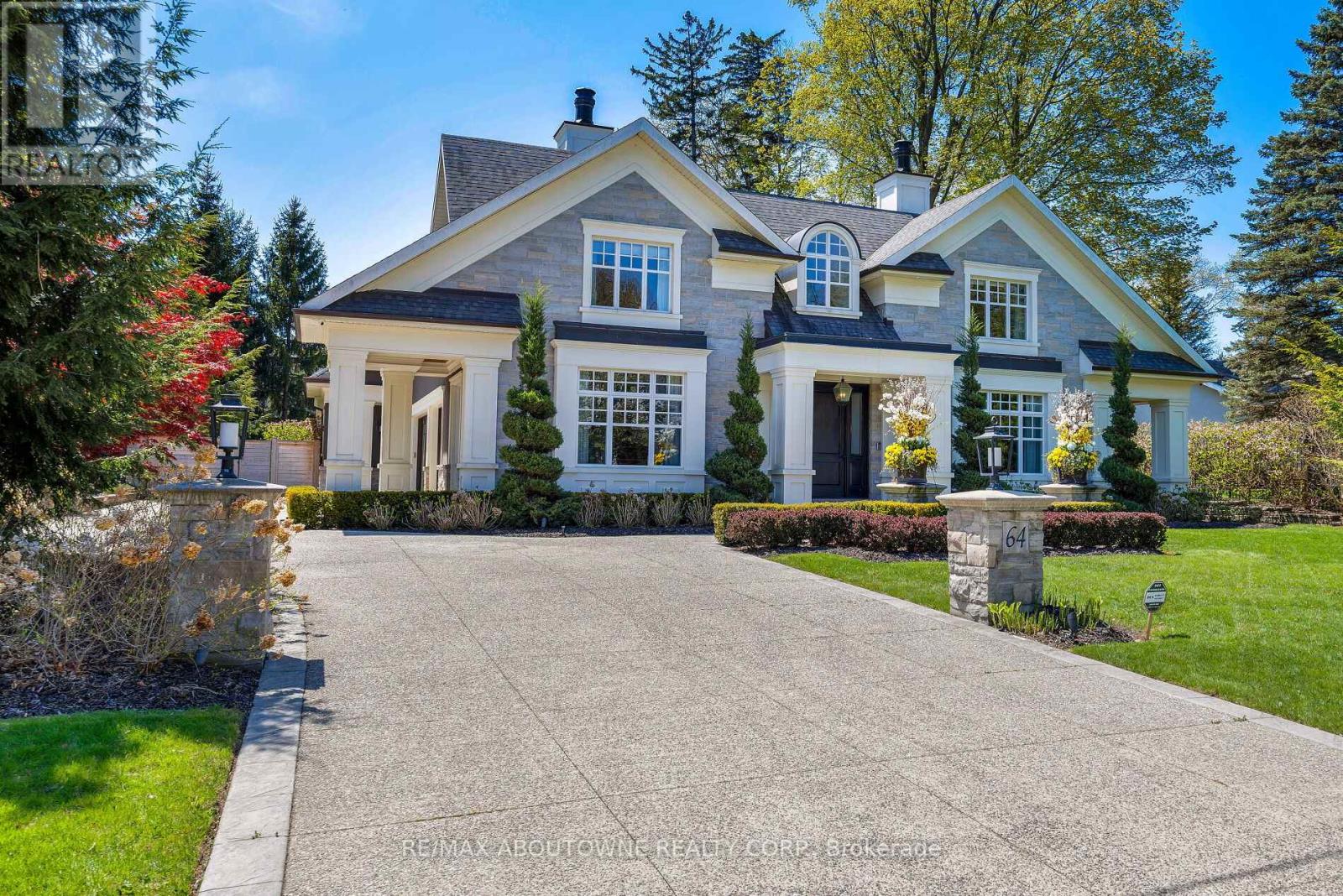 64 Brentwood Road, Oakville, Ontario  L6J 4B6 - Photo 2 - W12702312