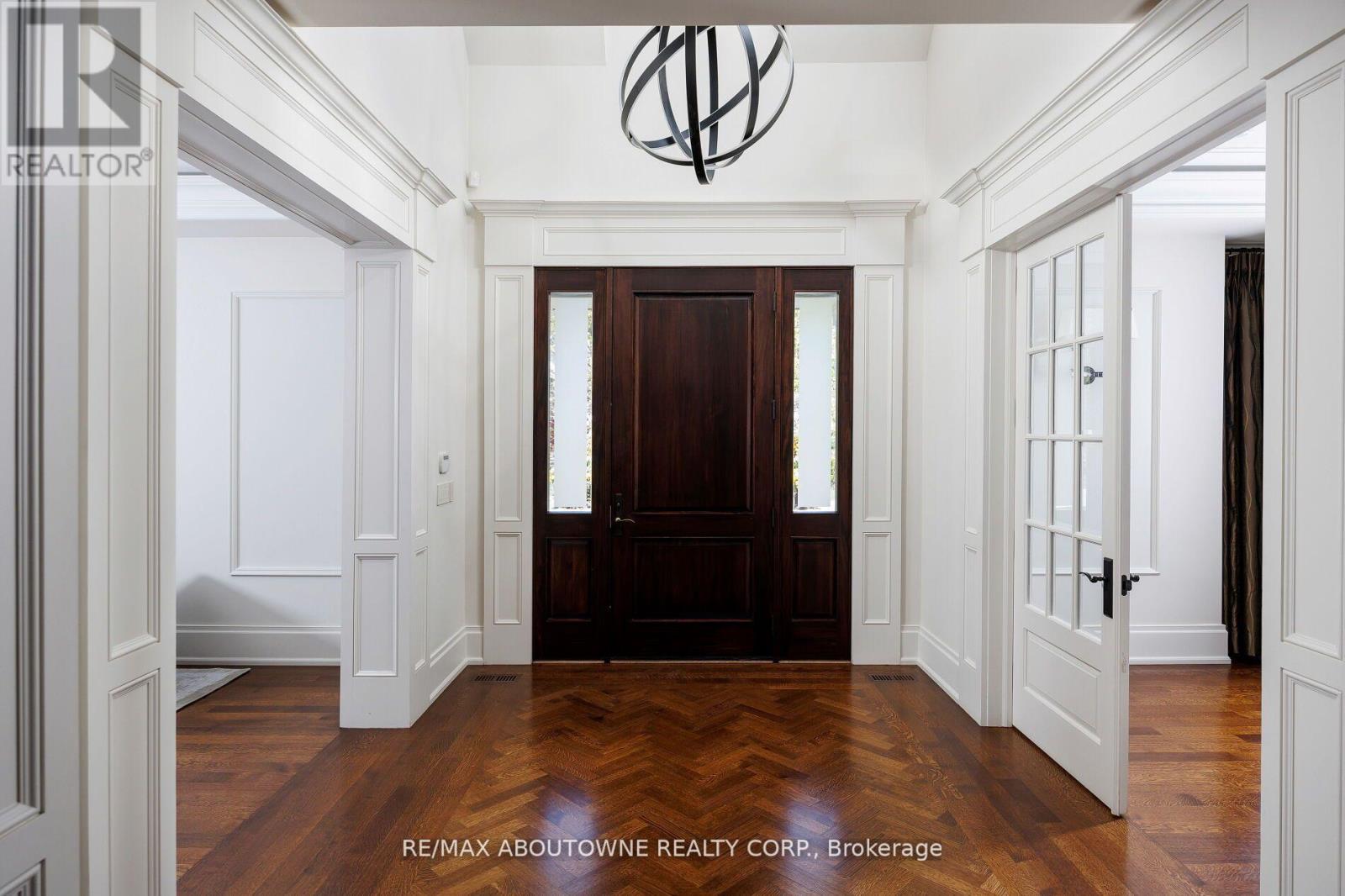 64 Brentwood Road, Oakville, Ontario  L6J 4B6 - Photo 3 - W12702312