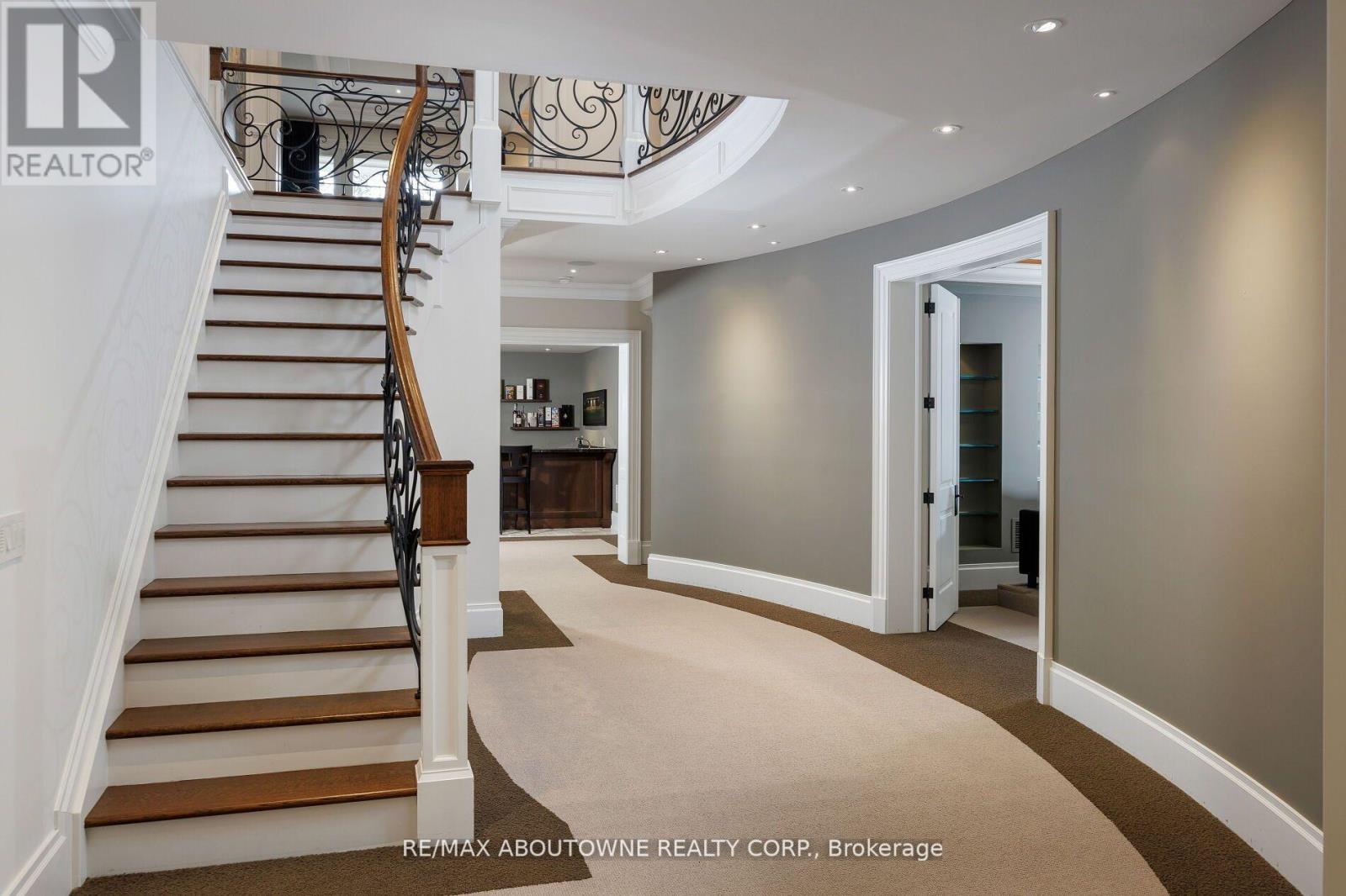 64 Brentwood Road, Oakville, Ontario  L6J 4B6 - Photo 32 - W12702312