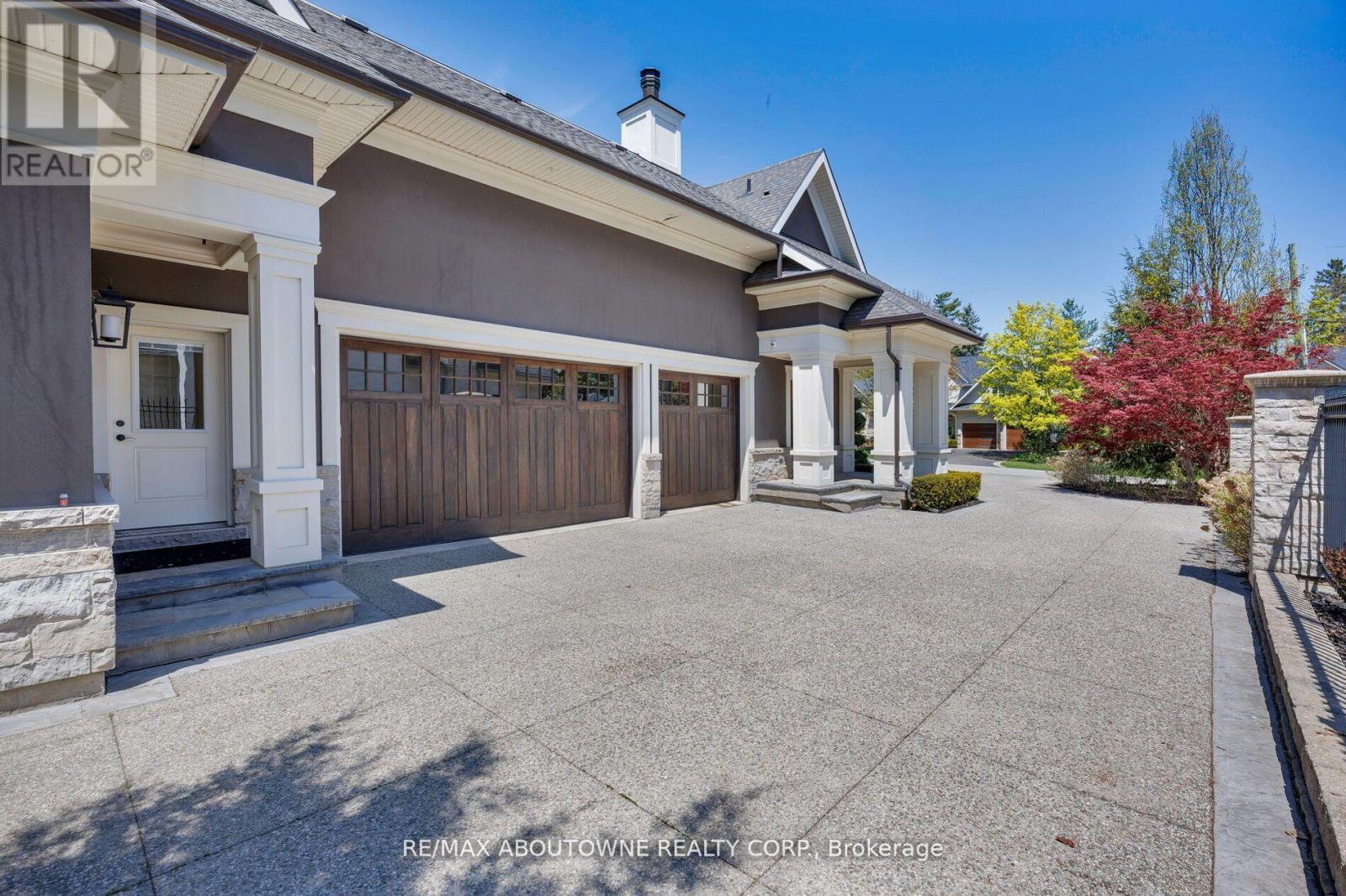 64 Brentwood Road, Oakville, Ontario  L6J 4B6 - Photo 41 - W12702312