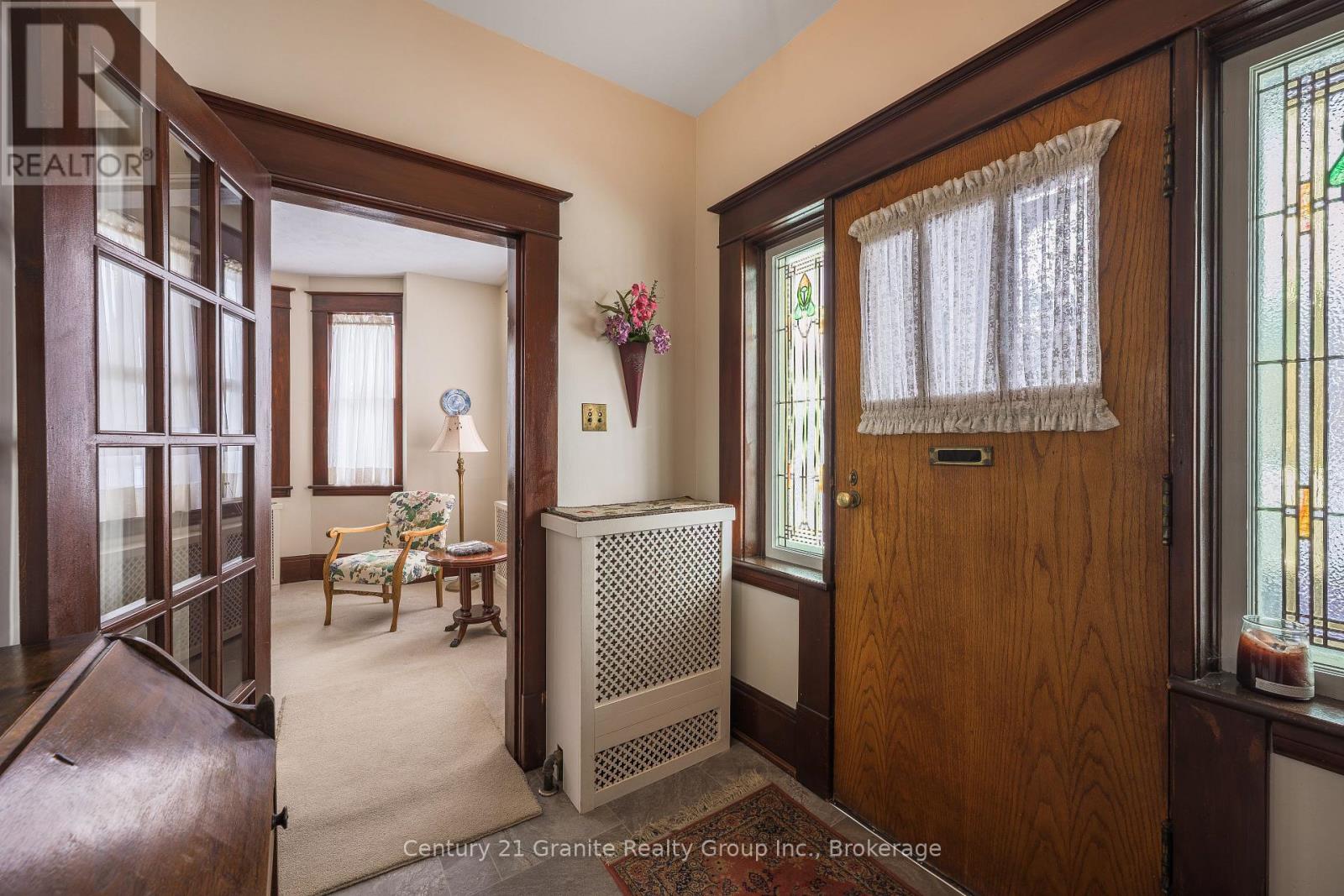 84 Cambridge Street N, Kawartha Lakes (Lindsay), Ontario  K9V 4E2 - Photo 3 - X12920014