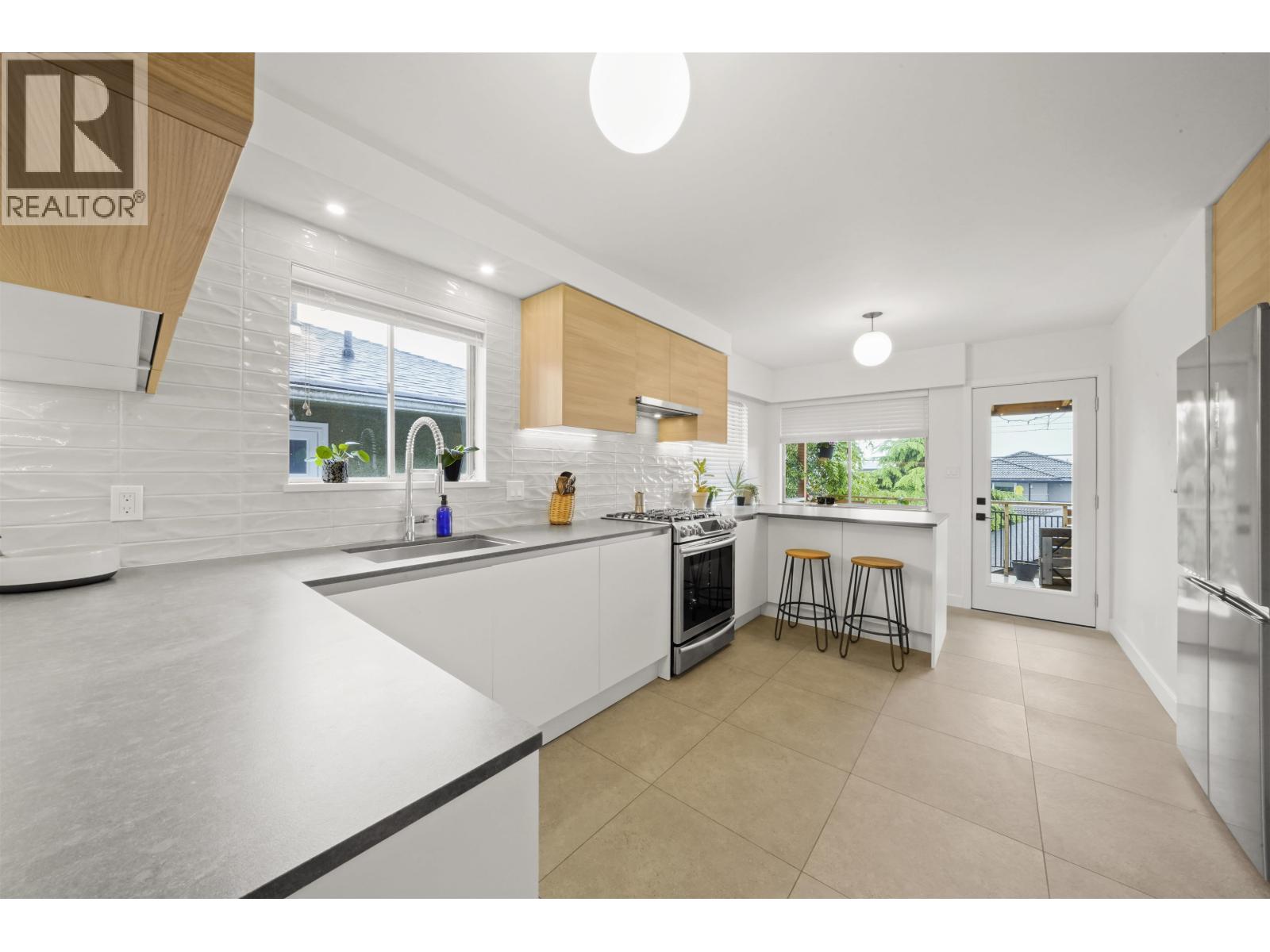 75 Springer Avenue, Burnaby, British Columbia  V5B 3K4 - Photo 6 - R3103448