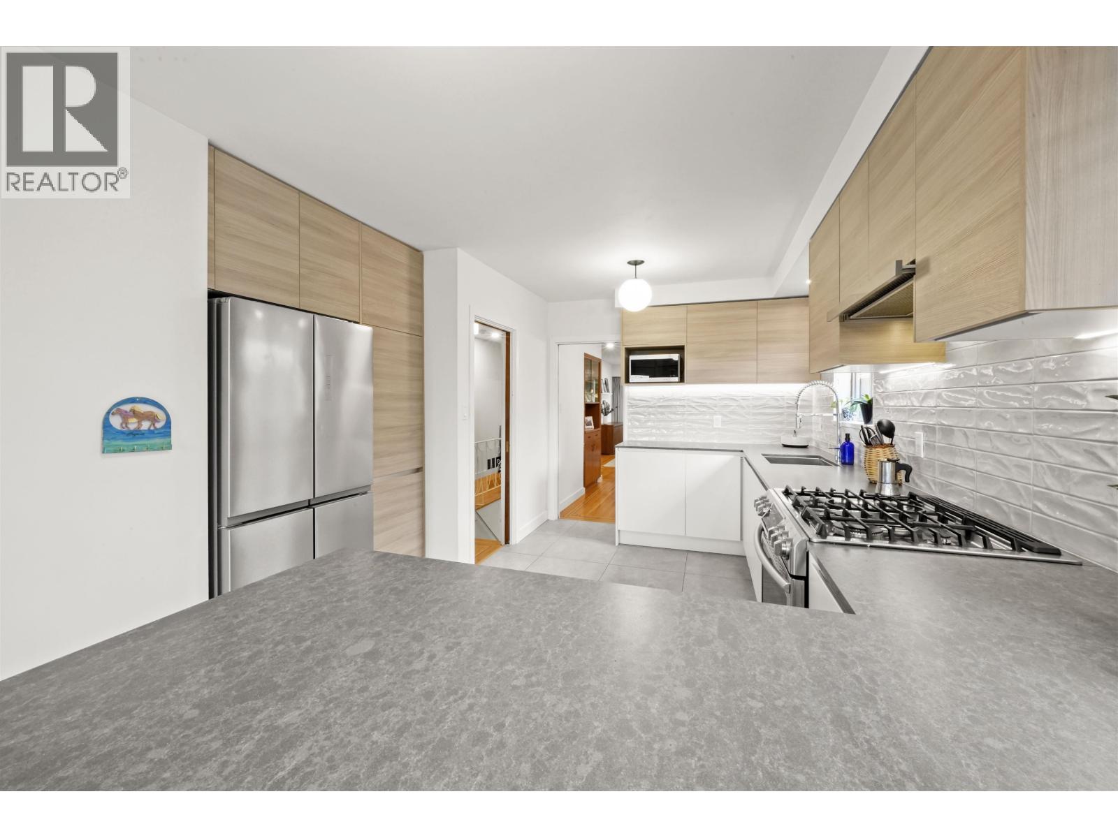 75 Springer Avenue, Burnaby, British Columbia  V5B 3K4 - Photo 9 - R3103448