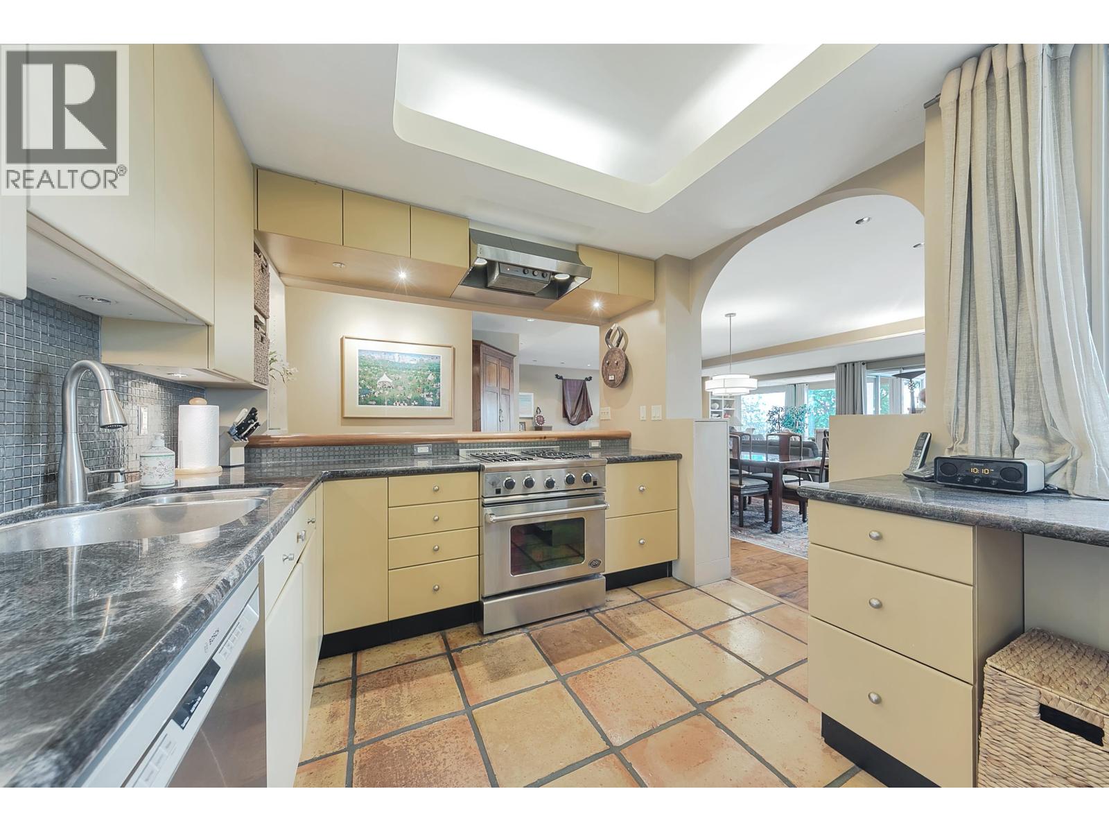 302 2015 Beach Avenue, Vancouver, British Columbia  V6G 1Z3 - Photo 16 - R3103187