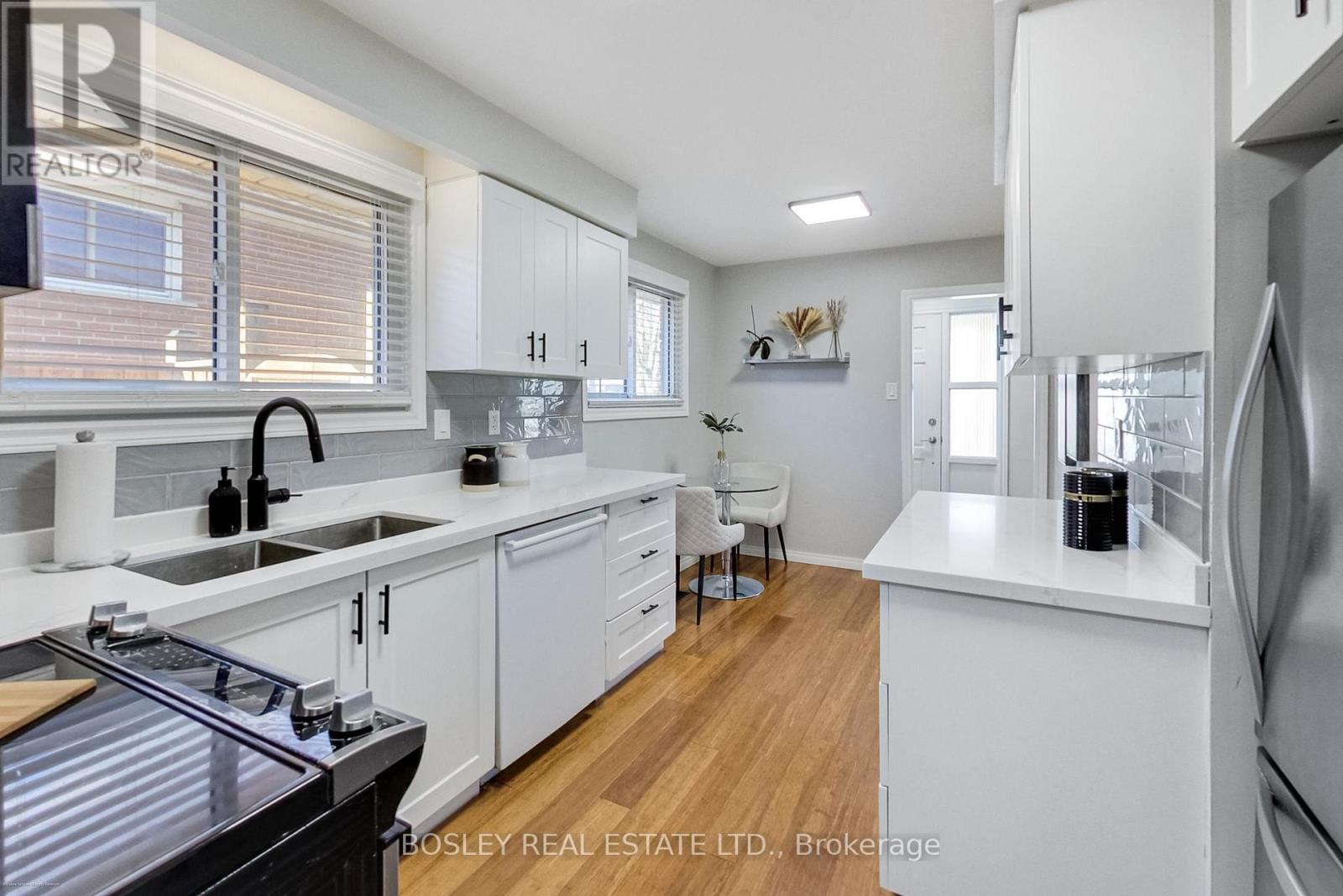 801 Eaglemount Crescent, Mississauga, Ontario  L5C 1H2 - Photo 10 - W12919572