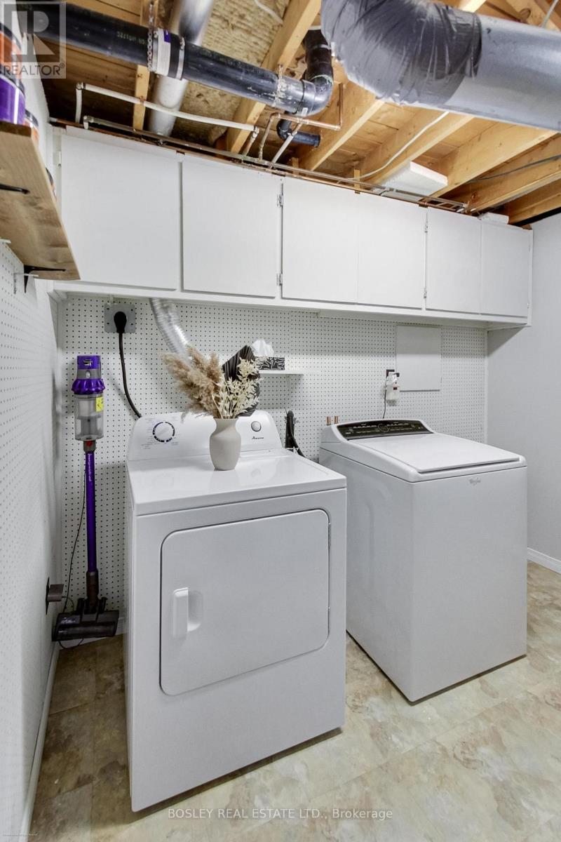 801 Eaglemount Crescent, Mississauga, Ontario  L5C 1H2 - Photo 30 - W12919572