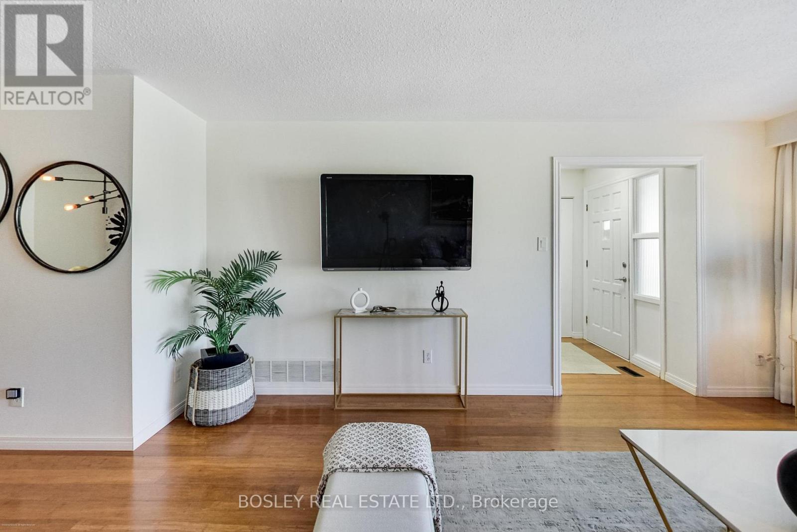 801 Eaglemount Crescent, Mississauga, Ontario  L5C 1H2 - Photo 13 - W12919572