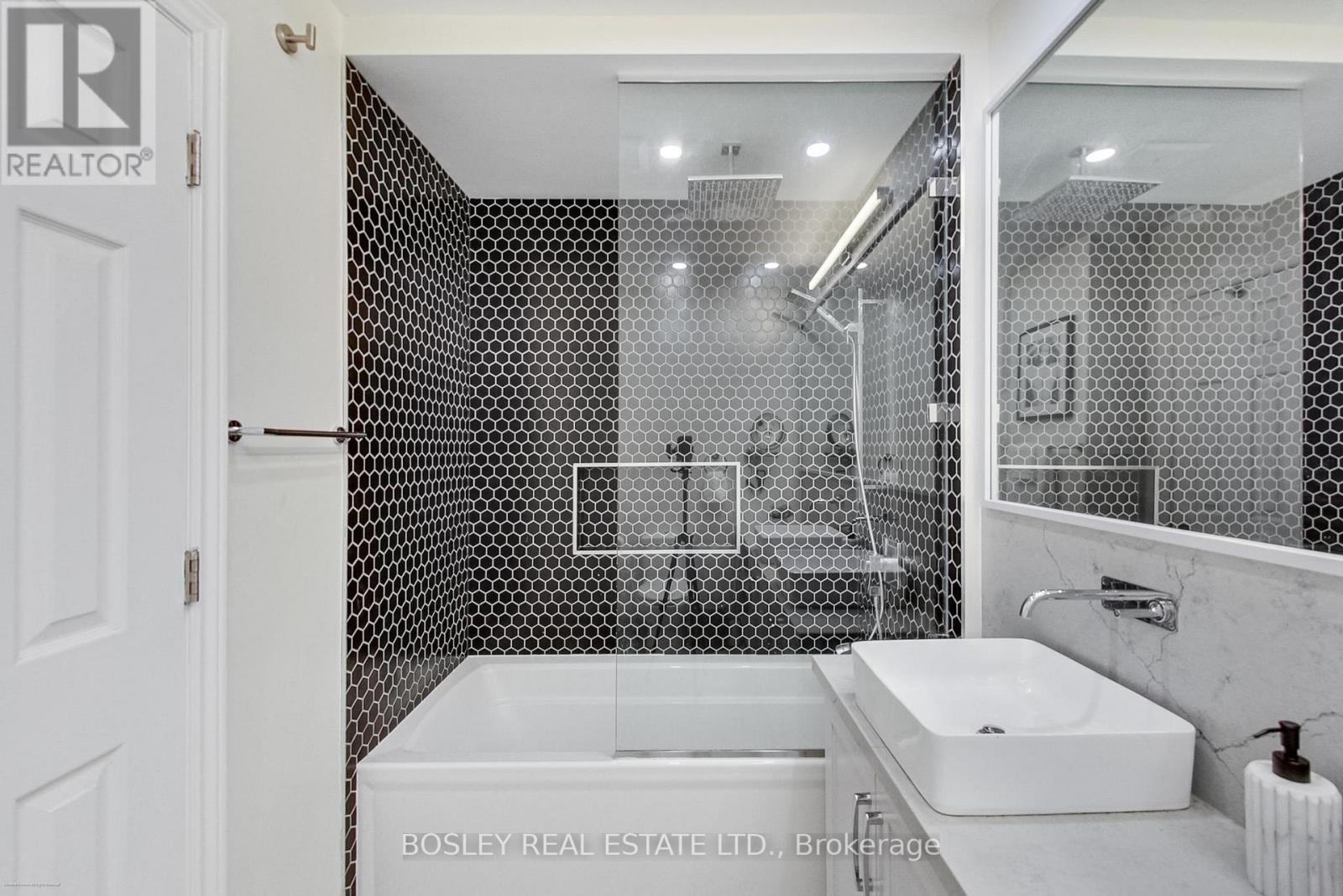 801 Eaglemount Crescent, Mississauga, Ontario  L5C 1H2 - Photo 20 - W12919572