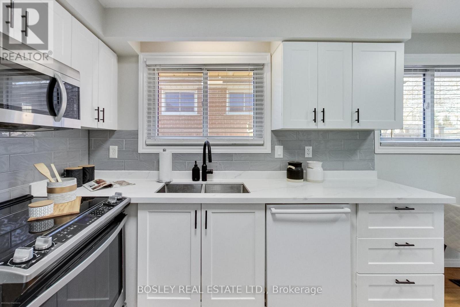 801 Eaglemount Crescent, Mississauga, Ontario  L5C 1H2 - Photo 9 - W12919572