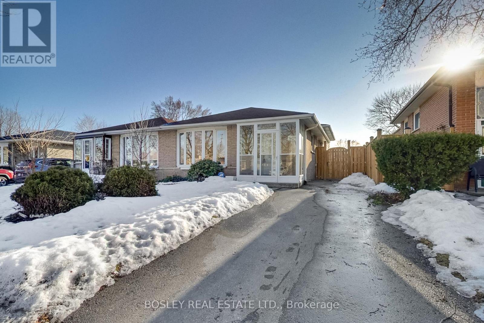 801 Eaglemount Crescent, Mississauga, Ontario  L5C 1H2 - Photo 3 - W12919572