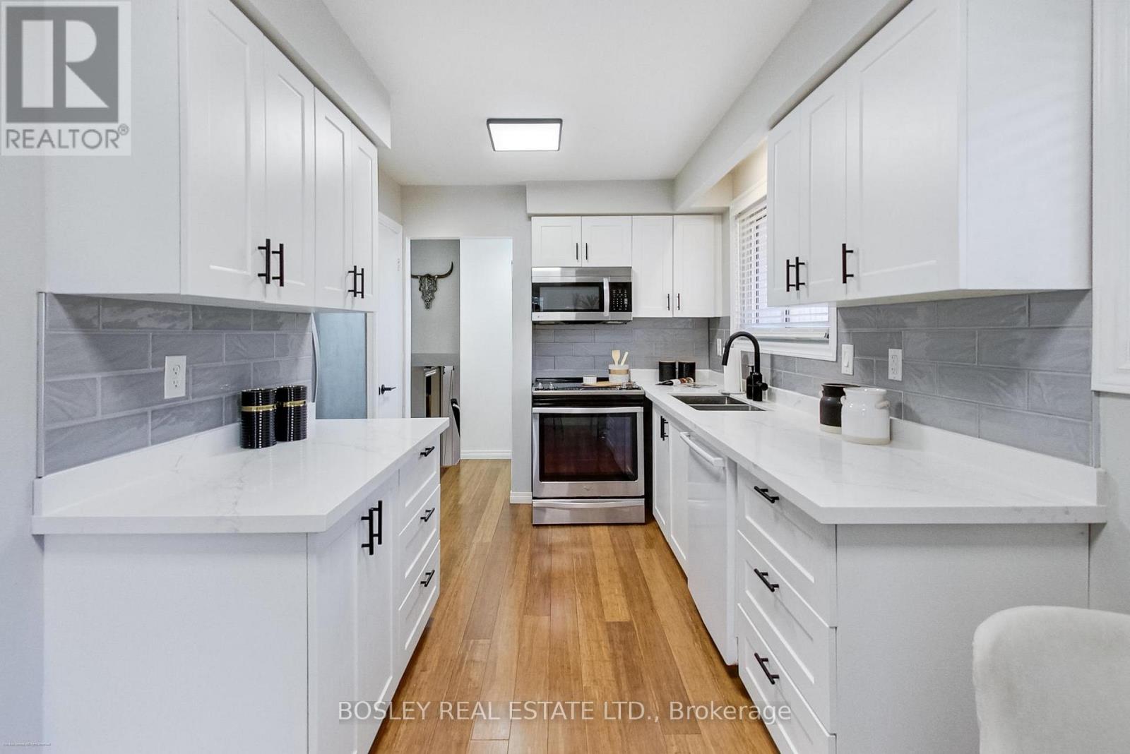 801 Eaglemount Crescent, Mississauga, Ontario  L5C 1H2 - Photo 7 - W12919572