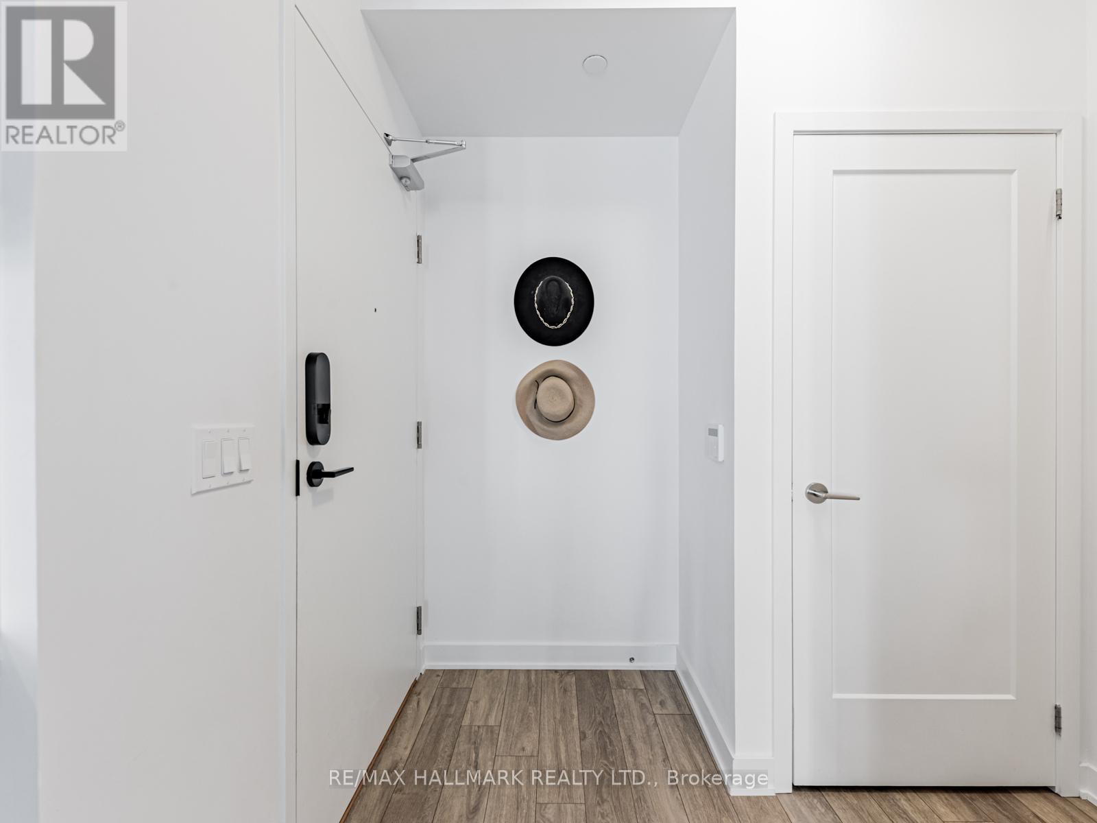 404 - 105 Oneida Crescent, Richmond Hill, Ontario  L4B 0H6 - Photo 4 - N12920078