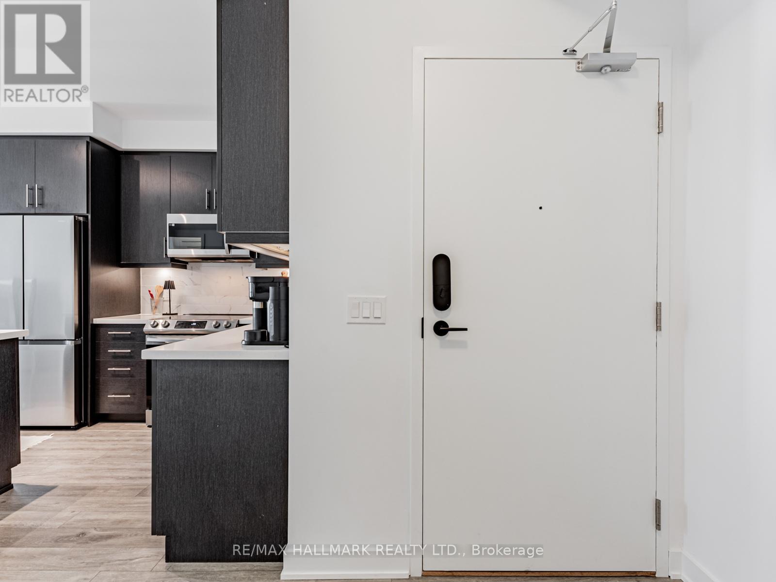 404 - 105 Oneida Crescent, Richmond Hill, Ontario  L4B 0H6 - Photo 5 - N12920078