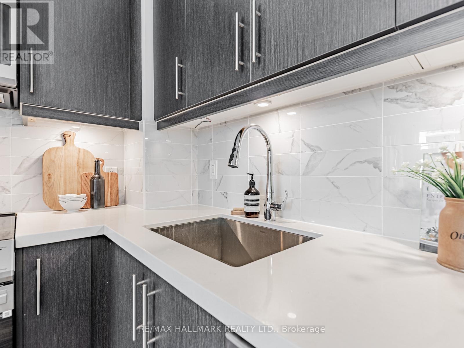 404 - 105 Oneida Crescent, Richmond Hill, Ontario  L4B 0H6 - Photo 6 - N12920078