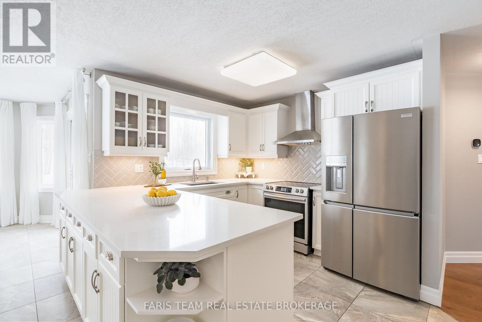 1 Pineview Drive, Oro-Medonte, Ontario  L0L 2L0 - Photo 5 - S12920064