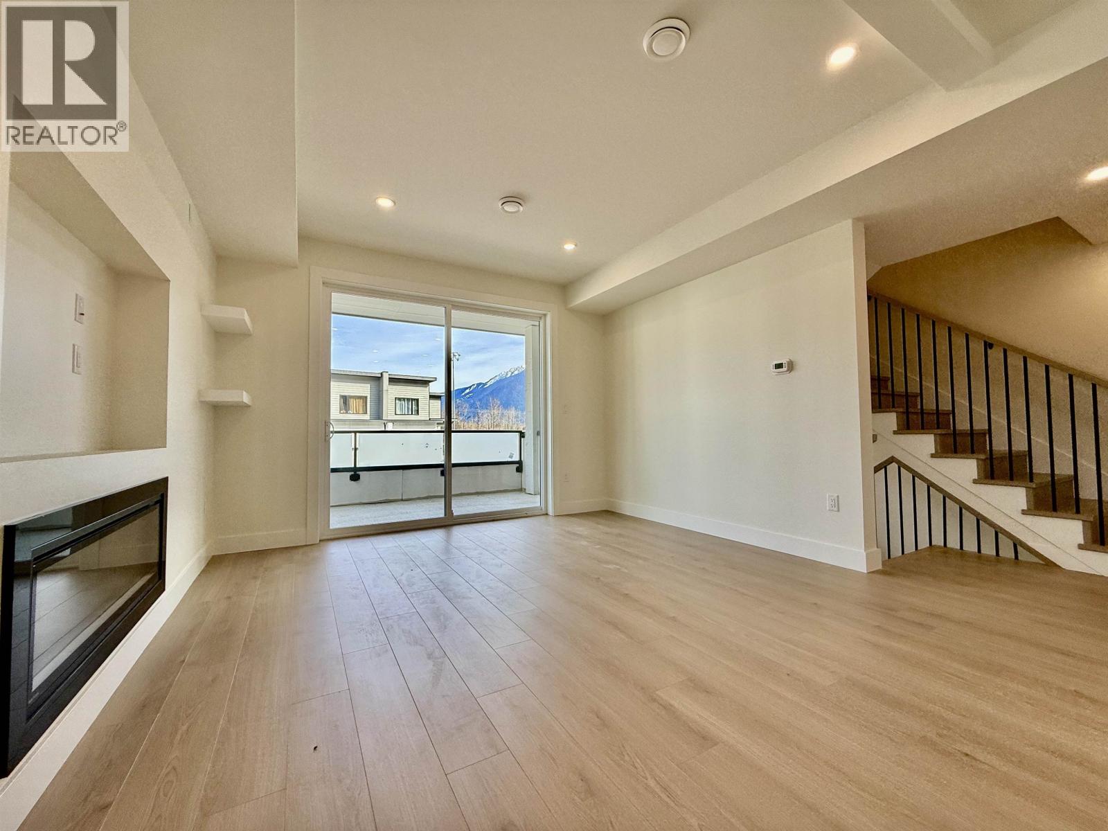 1006 Phare Crescent, Pemberton, British Columbia  V0N 2L0 - Photo 3 - R3101697