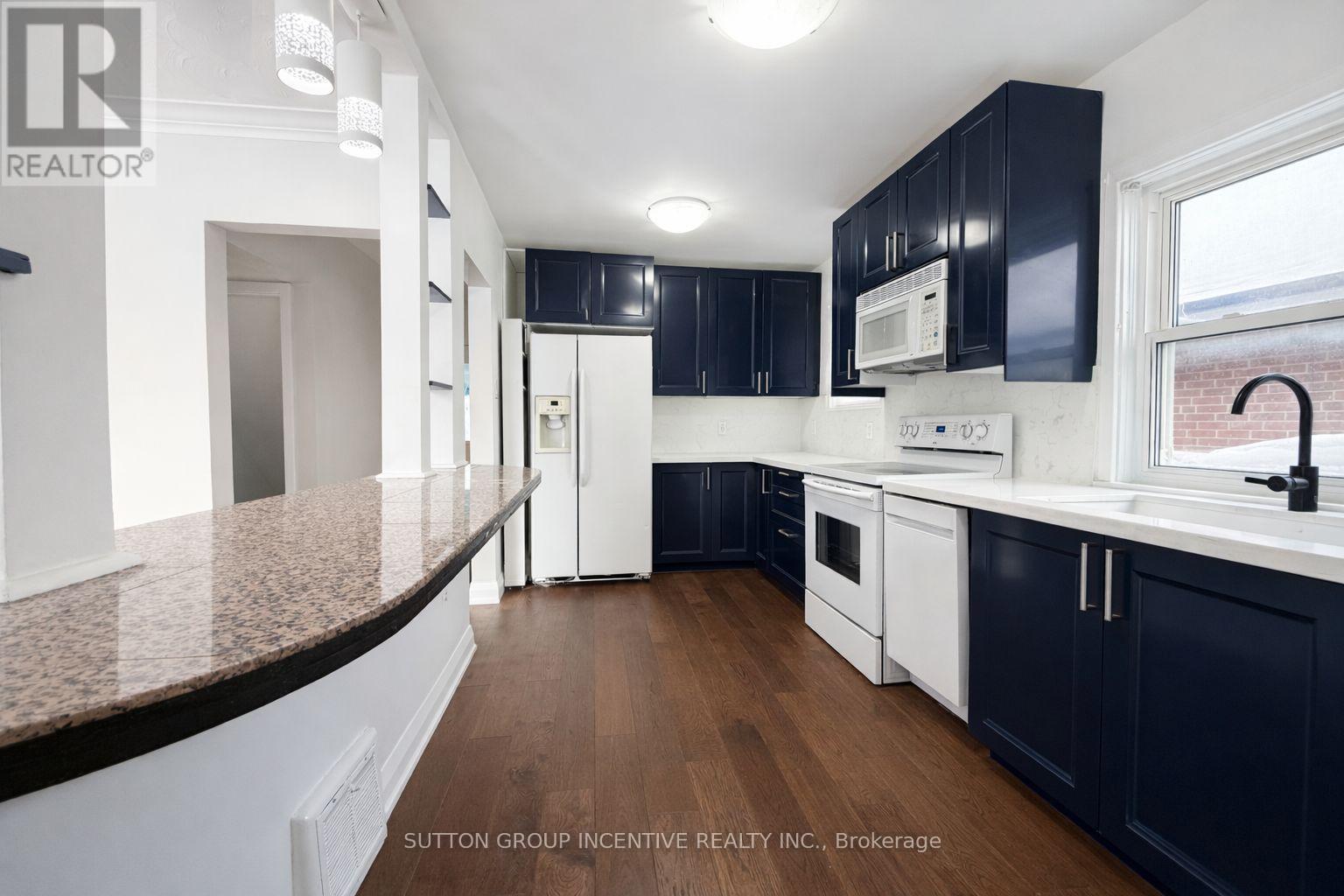 65 Barrhead Crescent, Toronto, Ontario  M9W 3Z8 - Photo 4 - W12920026