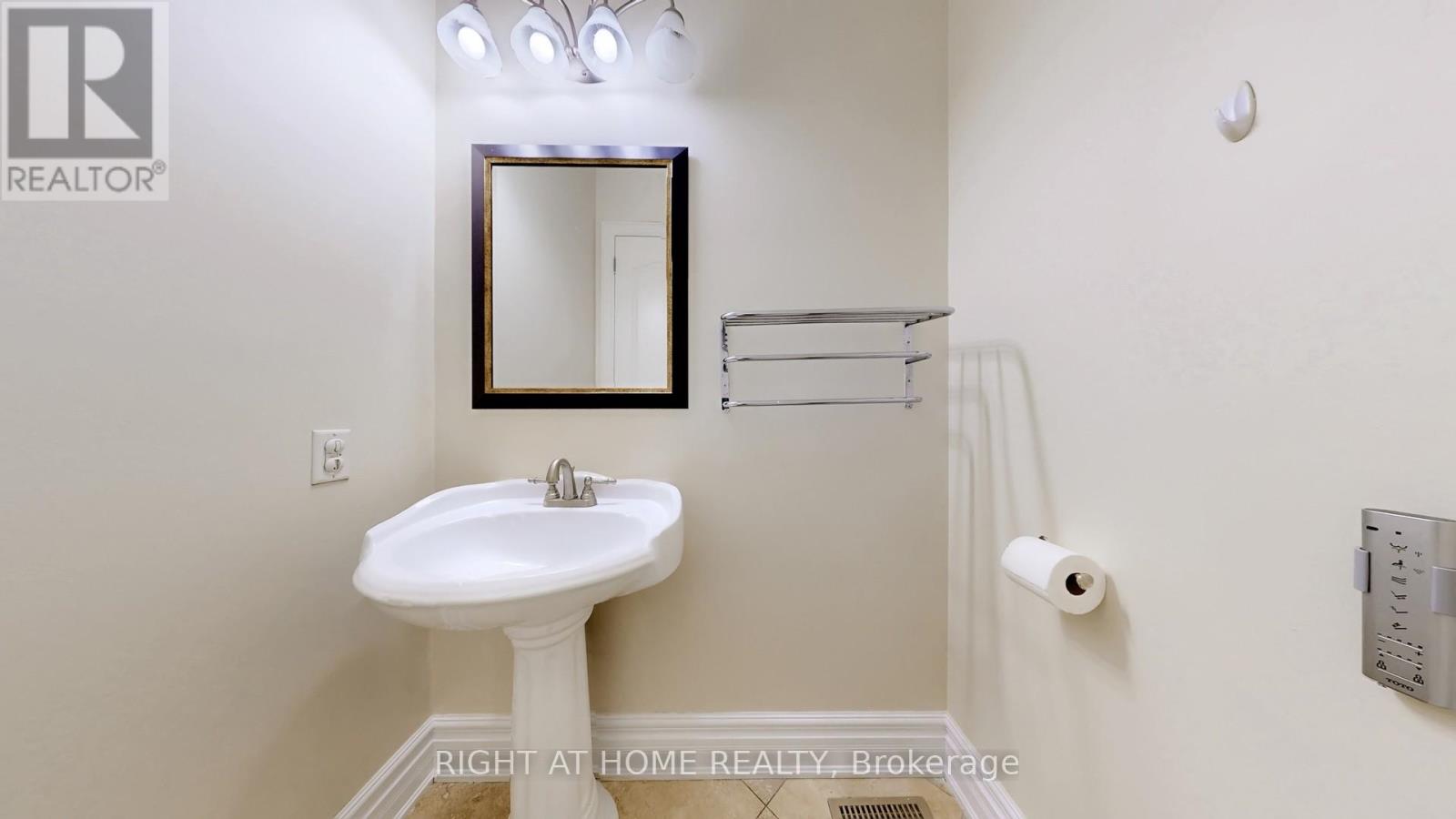 3414 Joan Drive, Mississauga, Ontario  L5B 1T5 - Photo 13 - W12920090