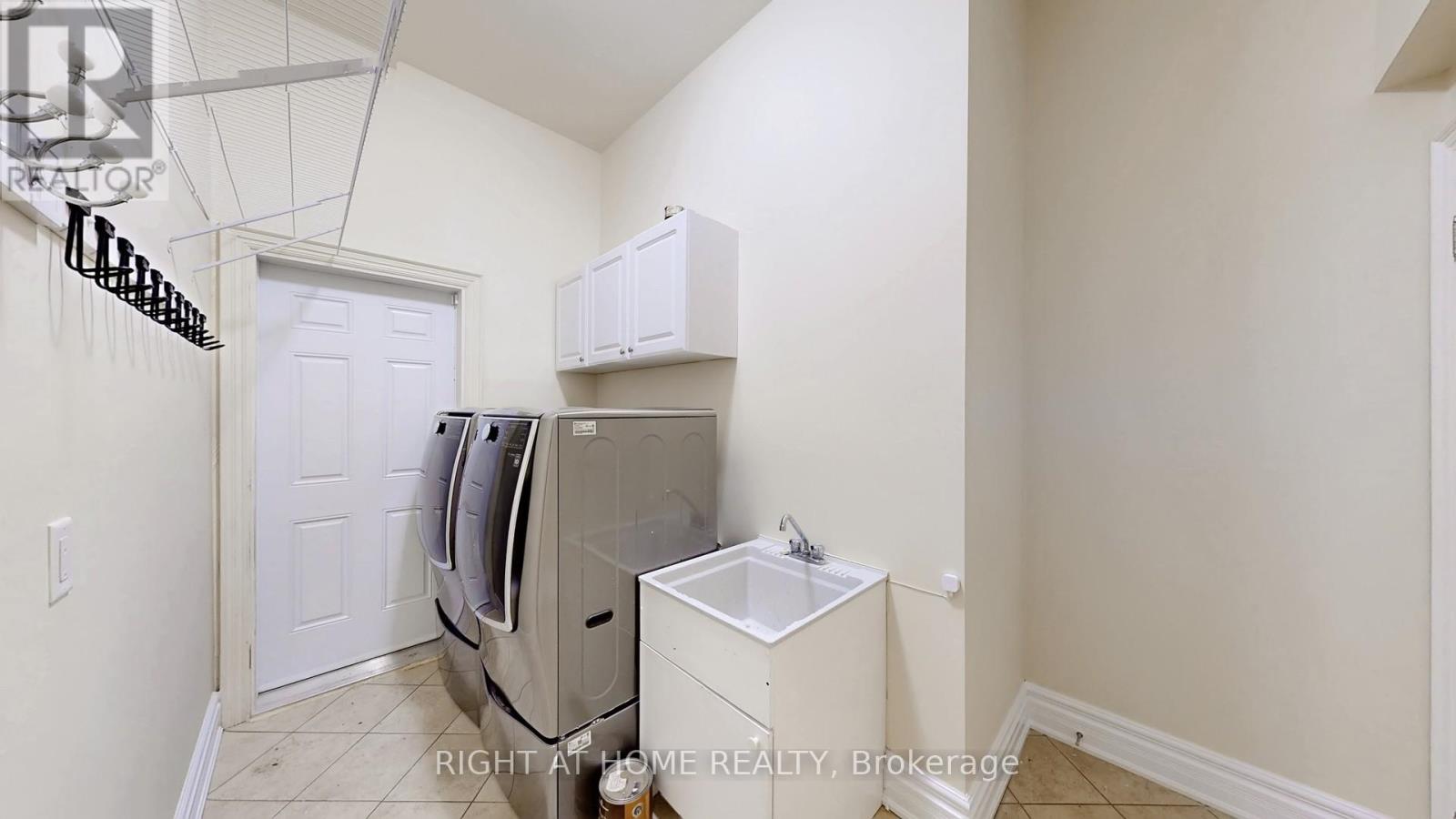 3414 Joan Drive, Mississauga, Ontario  L5B 1T5 - Photo 14 - W12920090