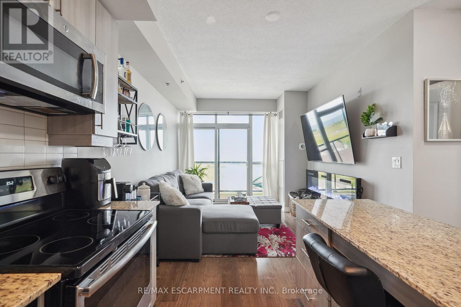 709 - 560 North Service Road, Grimsby, Ontario L3M 0G3 - Photo 11 - X12920082