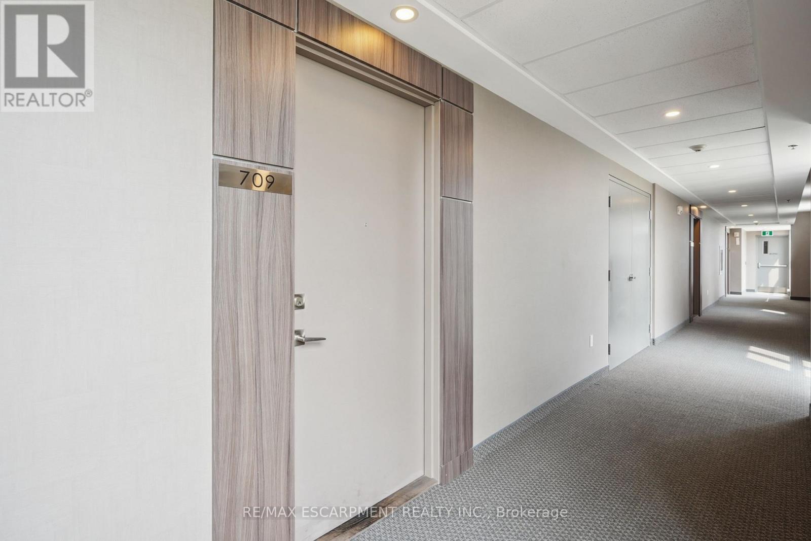 709 - 560 North Service Road, Grimsby, Ontario L3M 0G3 - Photo 2 - X12920082