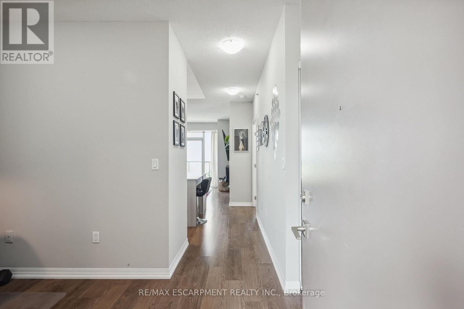 709 - 560 North Service Road, Grimsby, Ontario L3M 0G3 - Photo 3 - X12920082