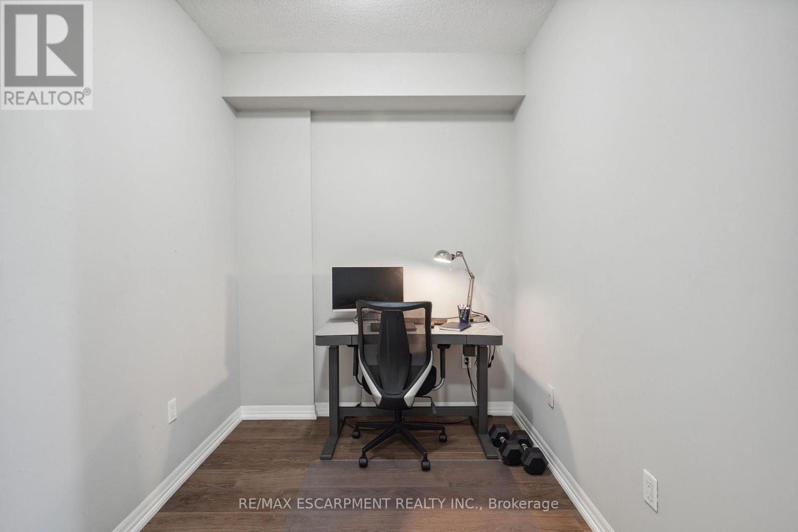 709 - 560 North Service Road, Grimsby, Ontario L3M 0G3 - Photo 4 - X12920082